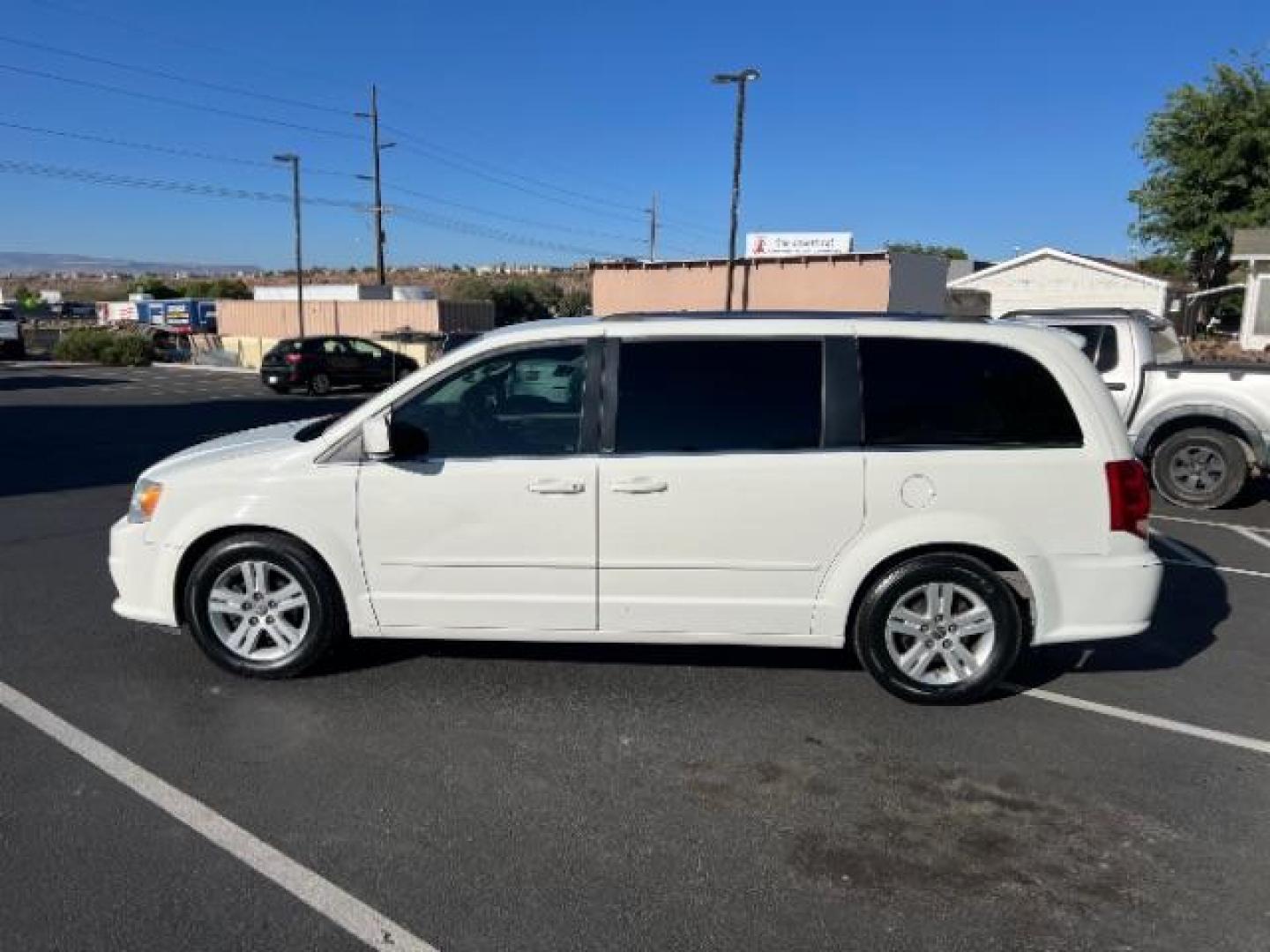 2011 Stone White /Black/Light Graystone Cloth Interior Dodge Grand Caravan Crew (2D4RN5DG0BR) with an 3.6L V6 DOHC 24V engine, 6-Speed Automatic transmission, located at 1865 East Red Hills Pkwy, St. George, 84770, (435) 628-0023, 37.120850, -113.543640 - We specialize in helping ALL people get the best financing available. No matter your credit score, good, bad or none we can get you an amazing rate. Had a bankruptcy, divorce, or repossessions? We give you the green light to get your credit back on the road. Low down and affordable payments that fit - Photo#3