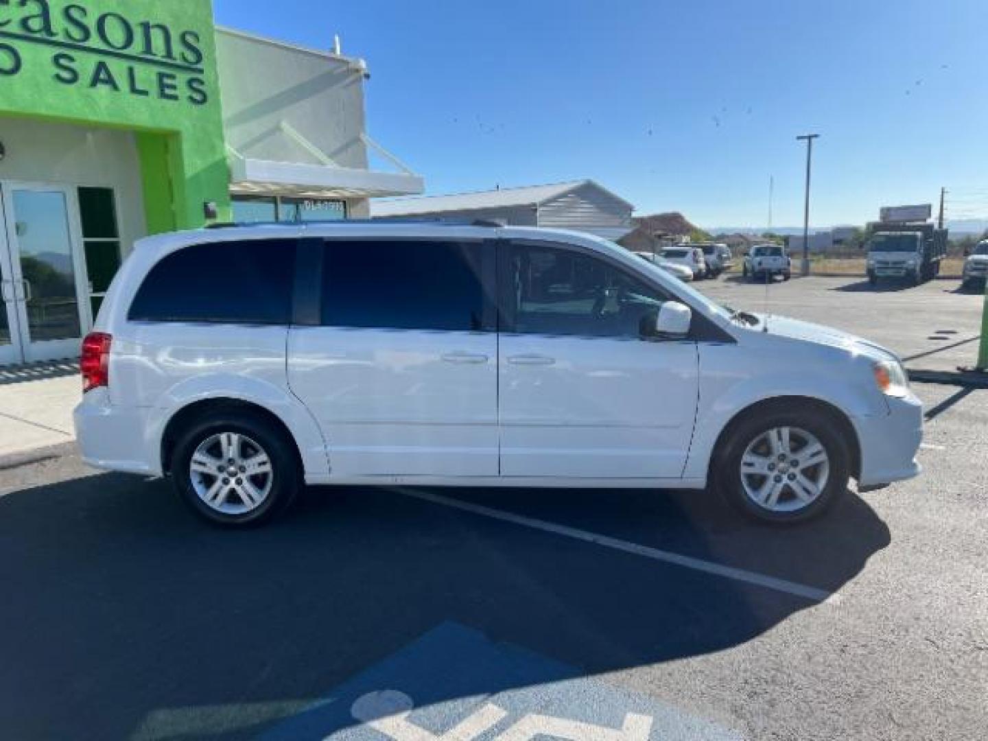 2011 Stone White /Black/Light Graystone Cloth Interior Dodge Grand Caravan Crew (2D4RN5DG0BR) with an 3.6L V6 DOHC 24V engine, 6-Speed Automatic transmission, located at 1865 East Red Hills Pkwy, St. George, 84770, (435) 628-0023, 37.120850, -113.543640 - We specialize in helping ALL people get the best financing available. No matter your credit score, good, bad or none we can get you an amazing rate. Had a bankruptcy, divorce, or repossessions? We give you the green light to get your credit back on the road. Low down and affordable payments that fit - Photo#7