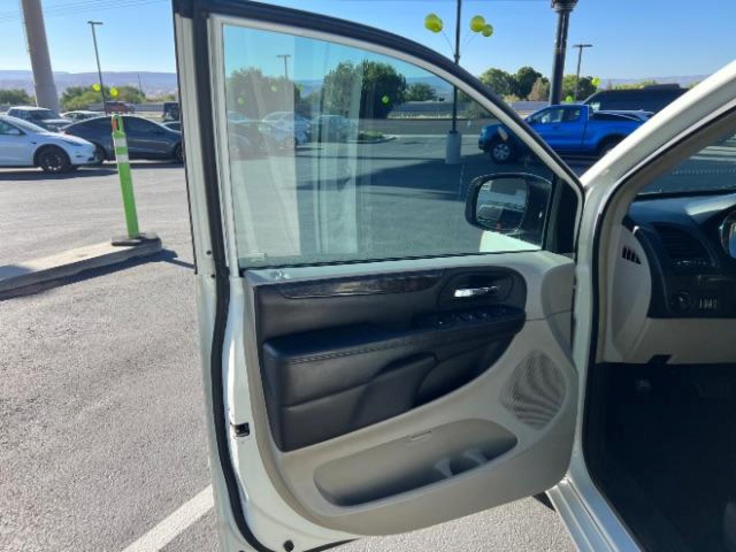 2011 Stone White /Black/Light Graystone Cloth Interior Dodge Grand Caravan Crew (2D4RN5DG0BR) with an 3.6L V6 DOHC 24V engine, 6-Speed Automatic transmission, located at 1865 East Red Hills Pkwy, St. George, 84770, (435) 628-0023, 37.120850, -113.543640 - We specialize in helping ALL people get the best financing available. No matter your credit score, good, bad or none we can get you an amazing rate. Had a bankruptcy, divorce, or repossessions? We give you the green light to get your credit back on the road. Low down and affordable payments that fit - Photo#12
