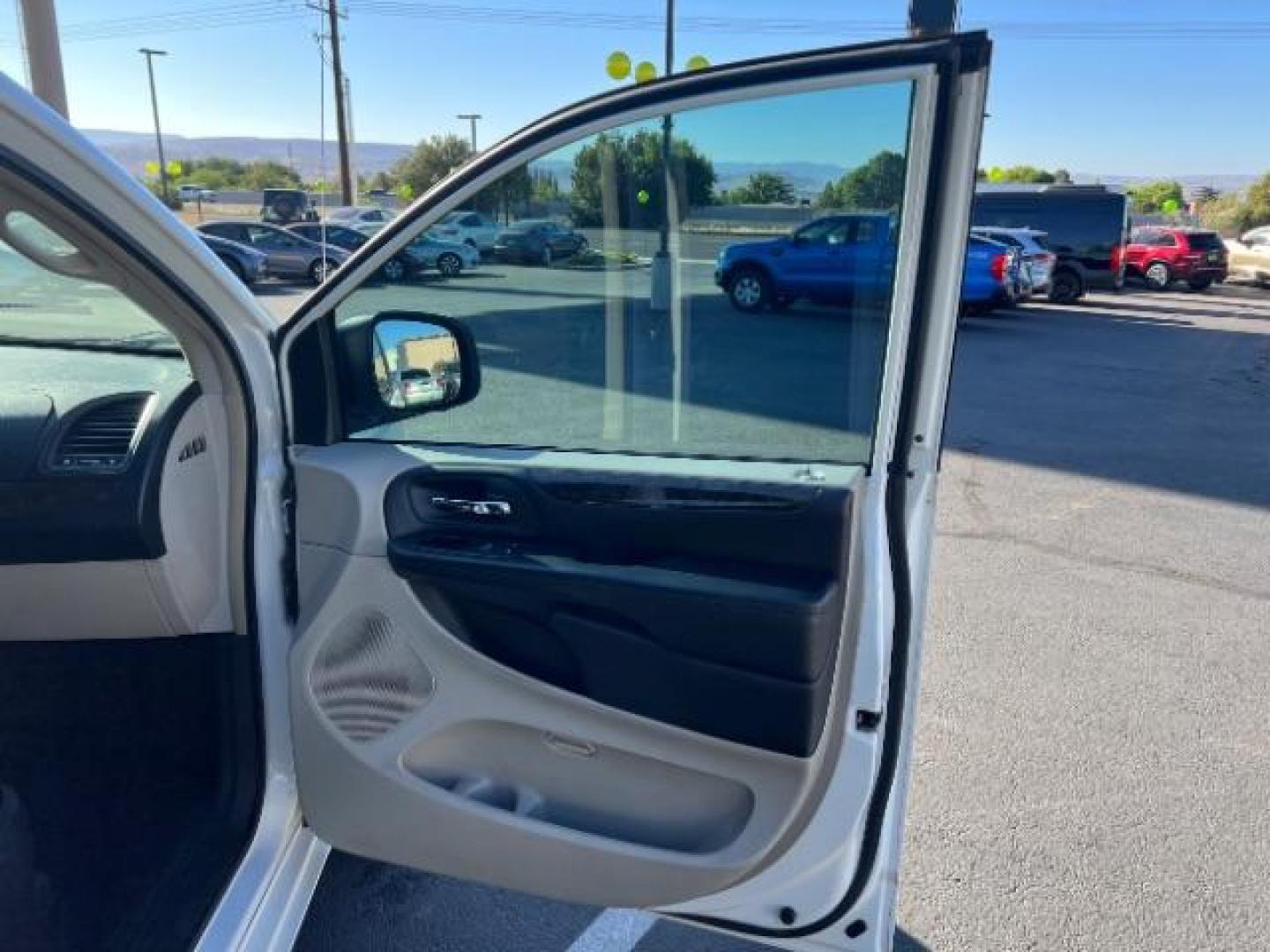 2011 Stone White /Black/Light Graystone Cloth Interior Dodge Grand Caravan Crew (2D4RN5DG0BR) with an 3.6L V6 DOHC 24V engine, 6-Speed Automatic transmission, located at 1865 East Red Hills Pkwy, St. George, 84770, (435) 628-0023, 37.120850, -113.543640 - We specialize in helping ALL people get the best financing available. No matter your credit score, good, bad or none we can get you an amazing rate. Had a bankruptcy, divorce, or repossessions? We give you the green light to get your credit back on the road. Low down and affordable payments that fit - Photo#27