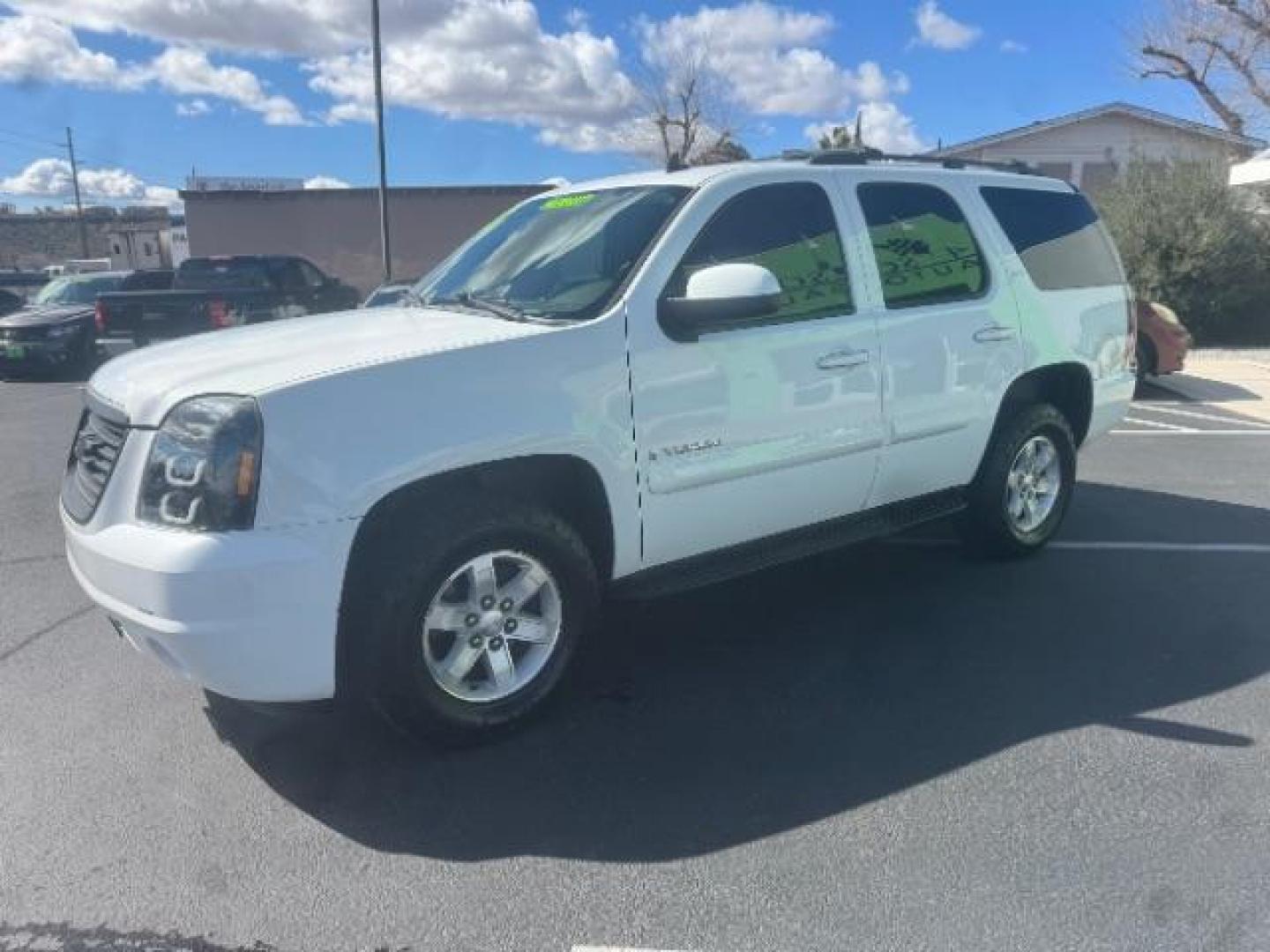 2008 White Diamond Tricoat /Ebony Cloth Interior GMC Yukon SLE-1 4WD (1GKFK13018J) with an 5.3L V8 OHV 16V FFV engine, 6-Speed Automatic transmission, located at 1865 East Red Hills Pkwy, St. George, 84770, (435) 628-0023, 37.120850, -113.543640 - Photo#2