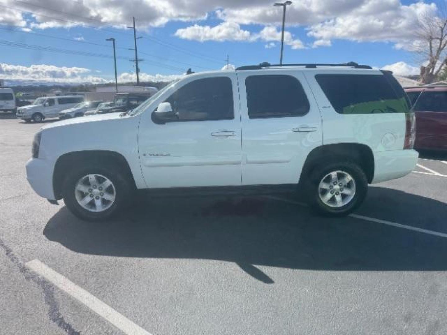 2008 White Diamond Tricoat /Ebony Cloth Interior GMC Yukon SLE-1 4WD (1GKFK13018J) with an 5.3L V8 OHV 16V FFV engine, 6-Speed Automatic transmission, located at 1865 East Red Hills Pkwy, St. George, 84770, (435) 628-0023, 37.120850, -113.543640 - Photo#3