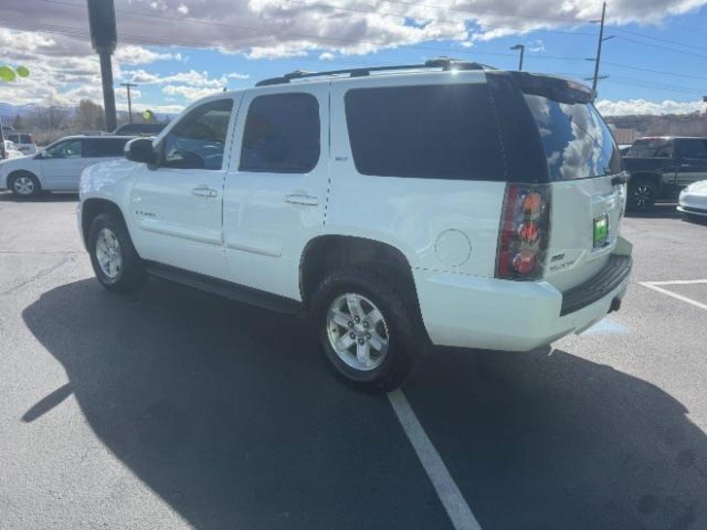 2008 White Diamond Tricoat /Ebony Cloth Interior GMC Yukon SLE-1 4WD (1GKFK13018J) with an 5.3L V8 OHV 16V FFV engine, 6-Speed Automatic transmission, located at 1865 East Red Hills Pkwy, St. George, 84770, (435) 628-0023, 37.120850, -113.543640 - Photo#4