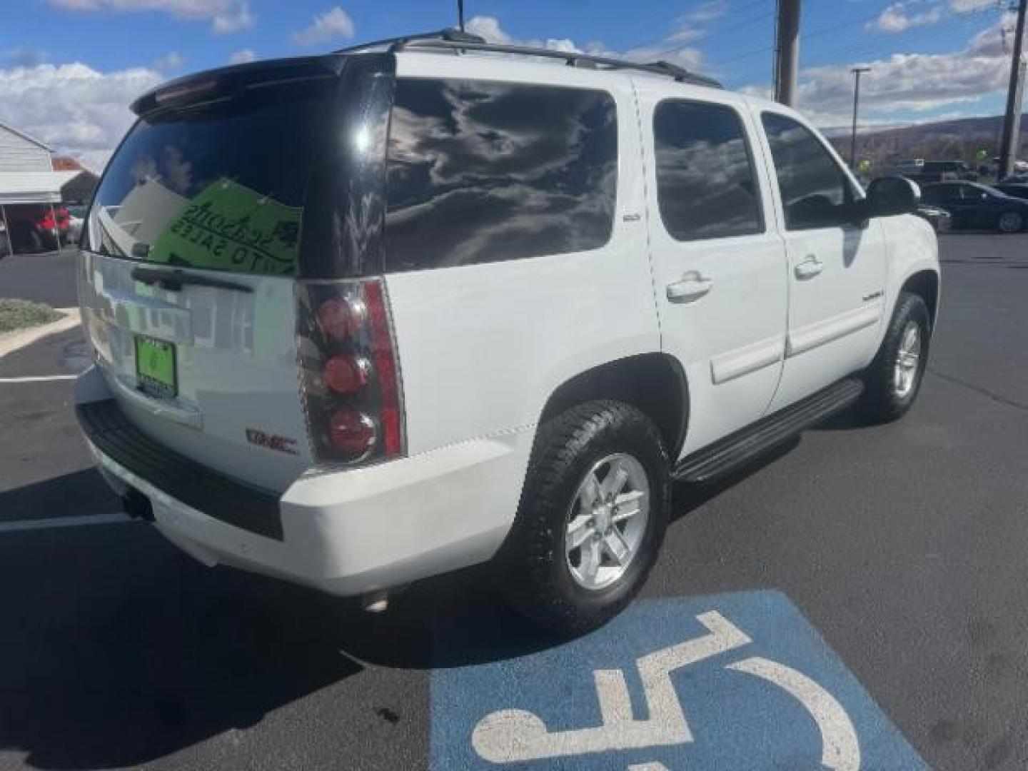 2008 White Diamond Tricoat /Ebony Cloth Interior GMC Yukon SLE-1 4WD (1GKFK13018J) with an 5.3L V8 OHV 16V FFV engine, 6-Speed Automatic transmission, located at 1865 East Red Hills Pkwy, St. George, 84770, (435) 628-0023, 37.120850, -113.543640 - Photo#6