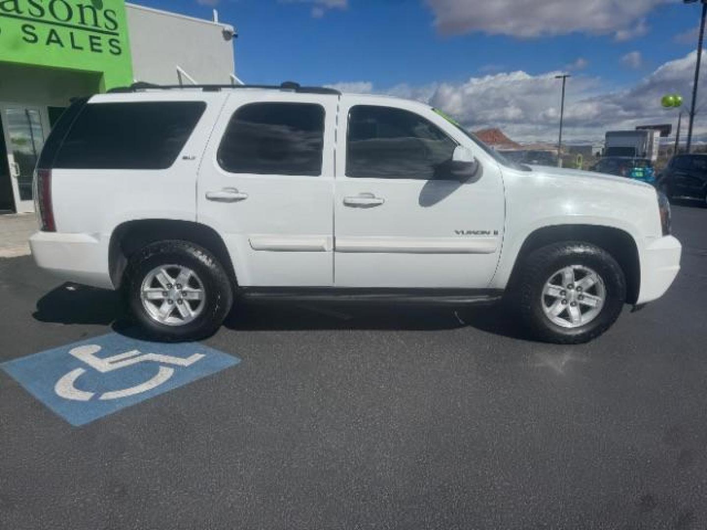 2008 White Diamond Tricoat /Ebony Cloth Interior GMC Yukon SLE-1 4WD (1GKFK13018J) with an 5.3L V8 OHV 16V FFV engine, 6-Speed Automatic transmission, located at 1865 East Red Hills Pkwy, St. George, 84770, (435) 628-0023, 37.120850, -113.543640 - Photo#7