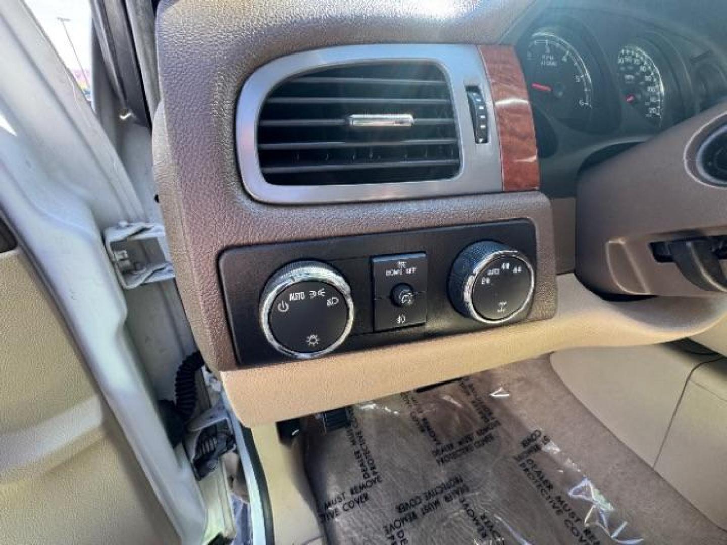 2008 White Diamond Tricoat /Ebony Cloth Interior GMC Yukon SLE-1 4WD (1GKFK13018J) with an 5.3L V8 OHV 16V FFV engine, 6-Speed Automatic transmission, located at 1865 East Red Hills Pkwy, St. George, 84770, (435) 628-0023, 37.120850, -113.543640 - Photo#11