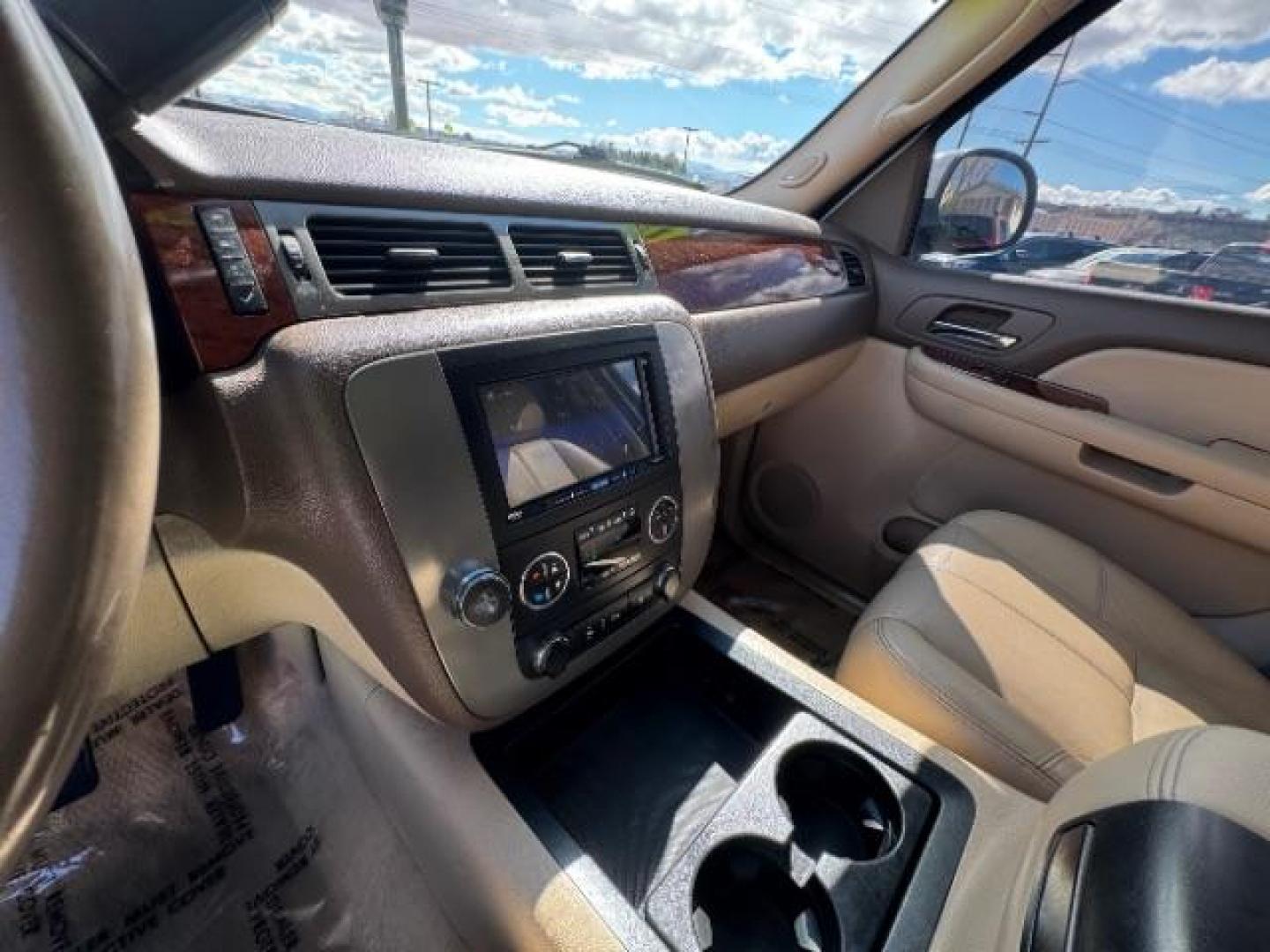 2008 White Diamond Tricoat /Ebony Cloth Interior GMC Yukon SLE-1 4WD (1GKFK13018J) with an 5.3L V8 OHV 16V FFV engine, 6-Speed Automatic transmission, located at 1865 East Red Hills Pkwy, St. George, 84770, (435) 628-0023, 37.120850, -113.543640 - Photo#12