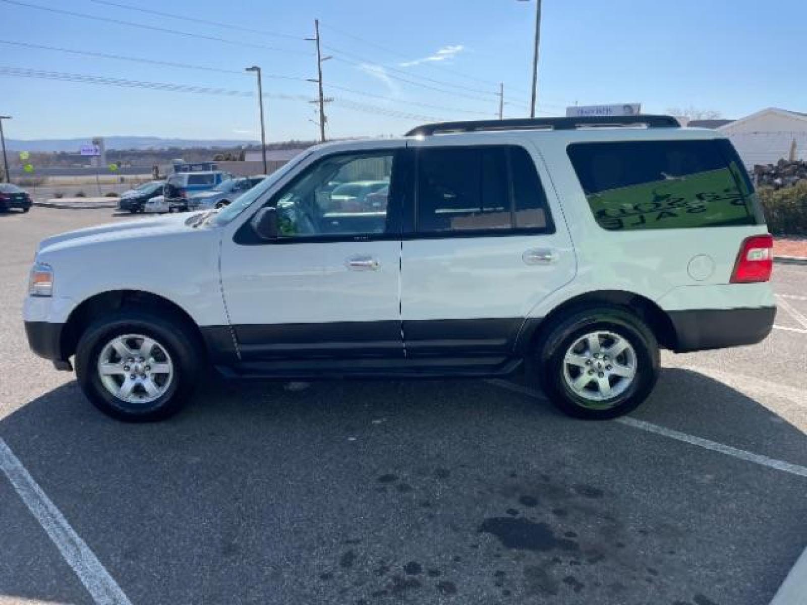 2013 White Ford Expedition XL 4WD (1FMJU1G54DE) with an 5.4L V8 SOHC 16V FFV engine, 6-Speed Automatic transmission, located at 1865 East Red Hills Pkwy, St. George, 84770, (435) 628-0023, 37.120850, -113.543640 - Photo #4