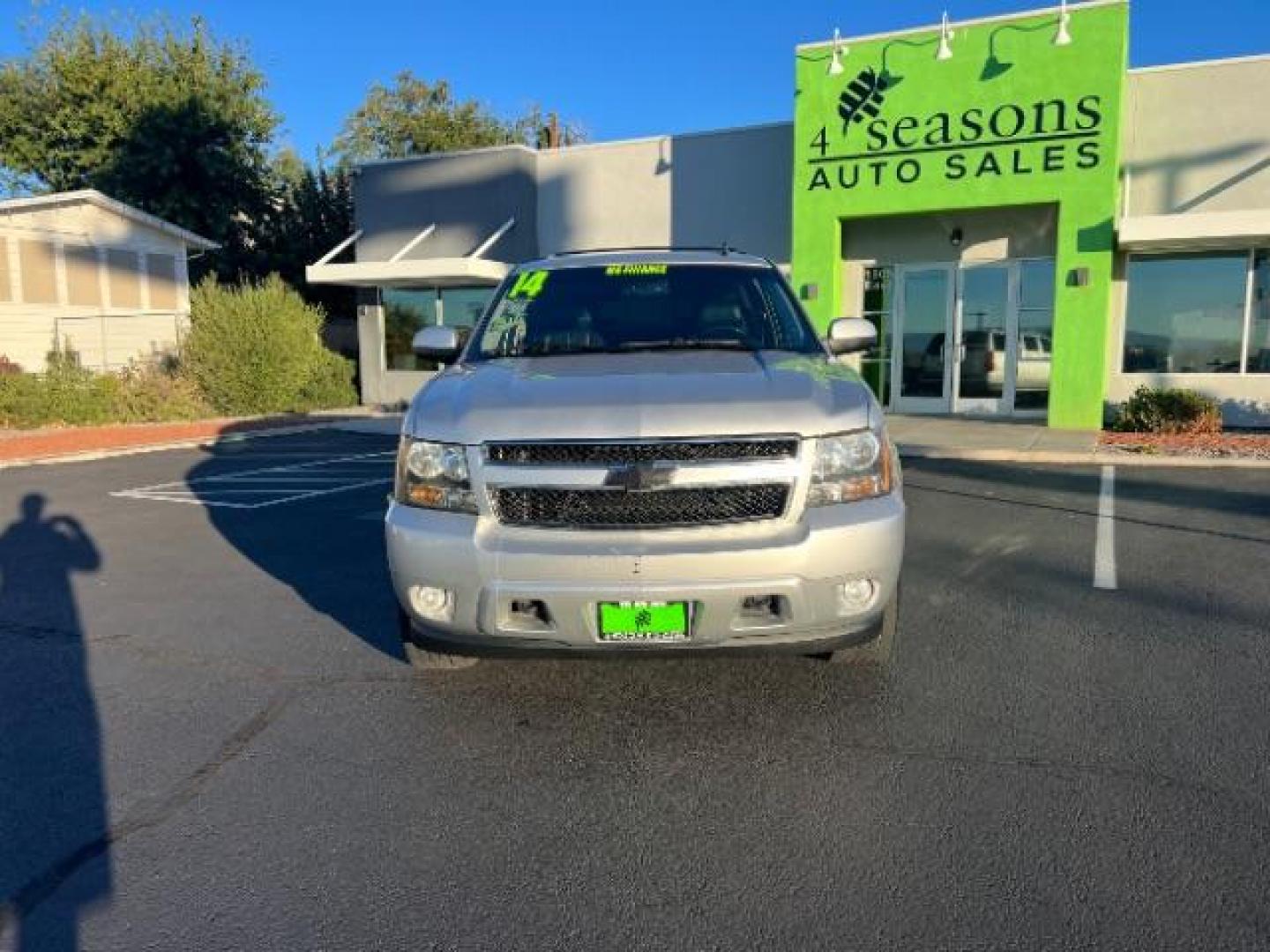 2014 Silver Ice Metallic /Ebony Chevrolet Suburban LT 1500 4WD (1GNSKJE73ER) with an 5.3L V8 OHV 16V FFV engine, 6-Speed Automatic transmission, located at 1865 East Red Hills Pkwy, St. George, 84770, (435) 628-0023, 37.120850, -113.543640 - Photo#1