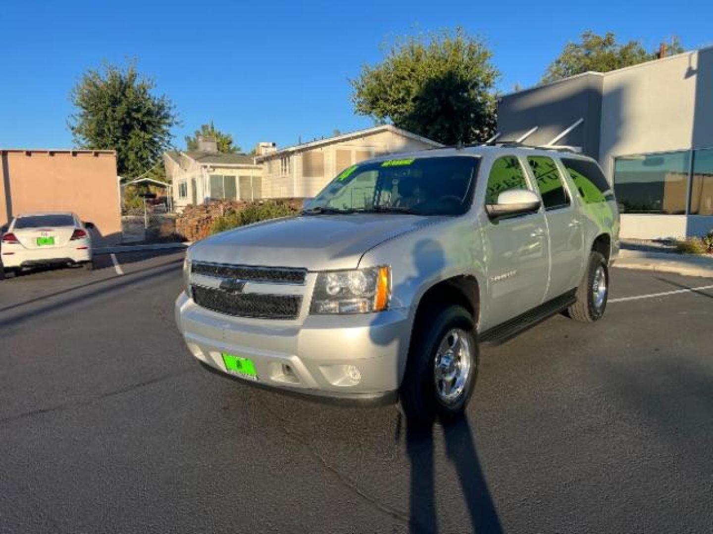 2014 Silver Ice Metallic /Ebony Chevrolet Suburban LT 1500 4WD (1GNSKJE73ER) with an 5.3L V8 OHV 16V FFV engine, 6-Speed Automatic transmission, located at 1865 East Red Hills Pkwy, St. George, 84770, (435) 628-0023, 37.120850, -113.543640 - Photo#2