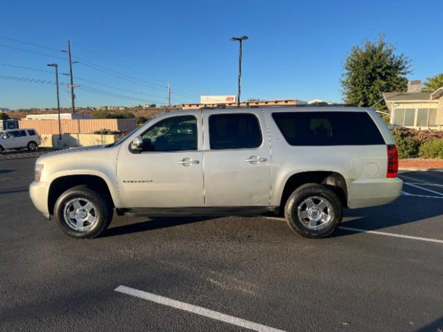 2014 Silver Ice Metallic /Ebony Chevrolet Suburban LT 1500 4WD (1GNSKJE73ER) with an 5.3L V8 OHV 16V FFV engine, 6-Speed Automatic transmission, located at 1865 East Red Hills Pkwy, St. George, 84770, (435) 628-0023, 37.120850, -113.543640 - Photo#3