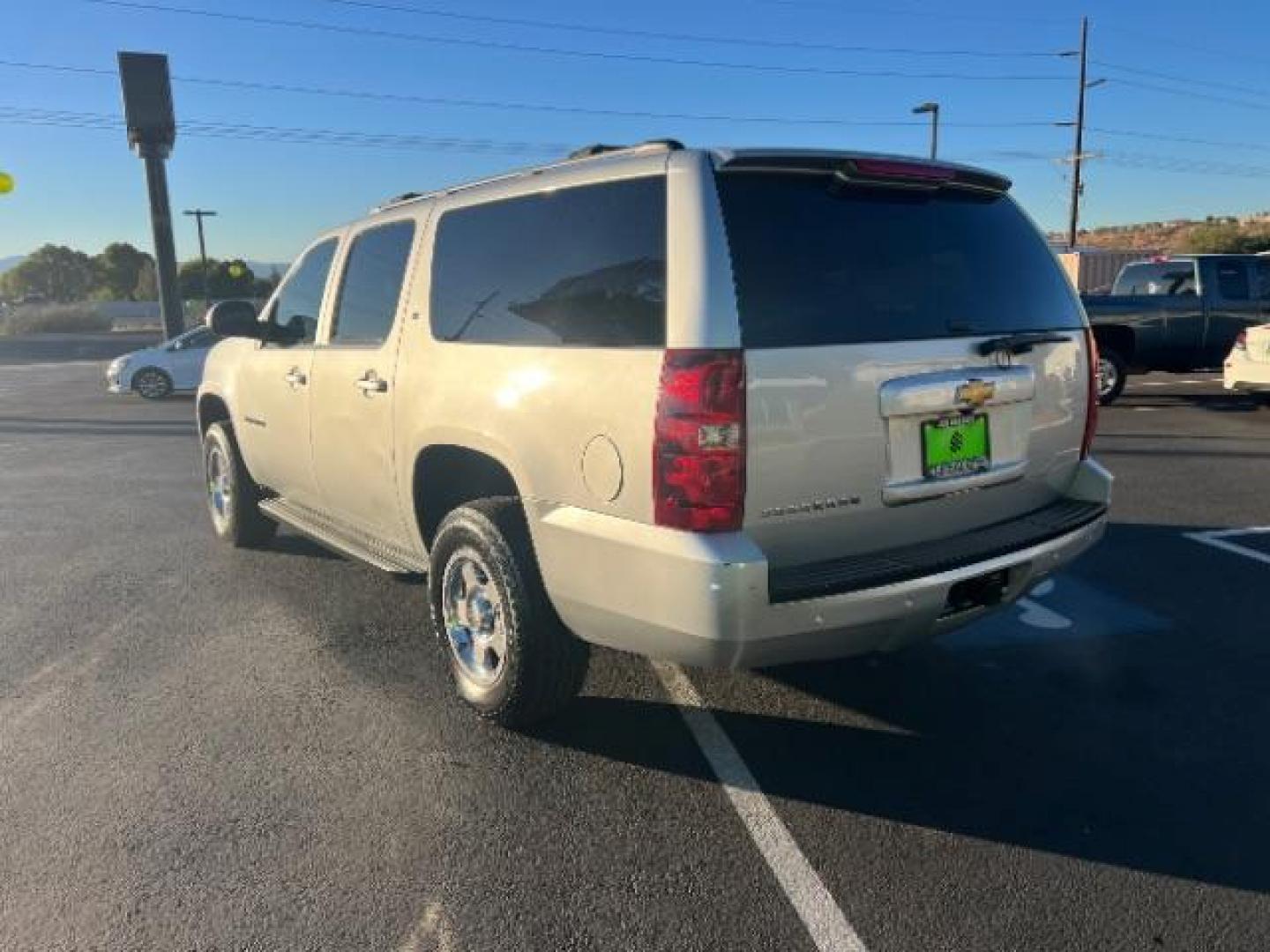 2014 Silver Ice Metallic /Ebony Chevrolet Suburban LT 1500 4WD (1GNSKJE73ER) with an 5.3L V8 OHV 16V FFV engine, 6-Speed Automatic transmission, located at 1865 East Red Hills Pkwy, St. George, 84770, (435) 628-0023, 37.120850, -113.543640 - Photo#4