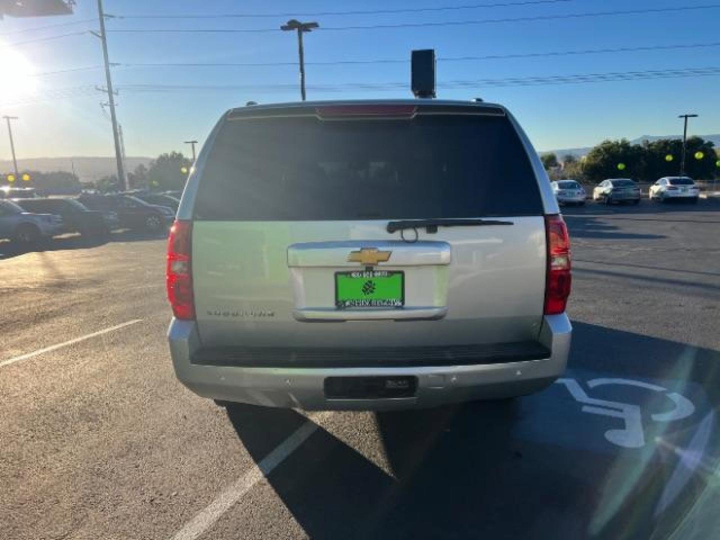 2014 Silver Ice Metallic /Ebony Chevrolet Suburban LT 1500 4WD (1GNSKJE73ER) with an 5.3L V8 OHV 16V FFV engine, 6-Speed Automatic transmission, located at 1865 East Red Hills Pkwy, St. George, 84770, (435) 628-0023, 37.120850, -113.543640 - Photo#5