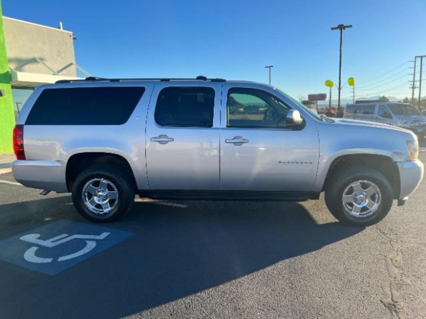 2014 Silver Ice Metallic /Ebony Chevrolet Suburban LT 1500 4WD (1GNSKJE73ER) with an 5.3L V8 OHV 16V FFV engine, 6-Speed Automatic transmission, located at 1865 East Red Hills Pkwy, St. George, 84770, (435) 628-0023, 37.120850, -113.543640 - Photo#7