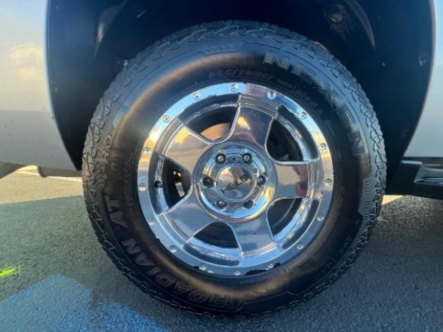 2014 Silver Ice Metallic /Ebony Chevrolet Suburban LT 1500 4WD (1GNSKJE73ER) with an 5.3L V8 OHV 16V FFV engine, 6-Speed Automatic transmission, located at 1865 East Red Hills Pkwy, St. George, 84770, (435) 628-0023, 37.120850, -113.543640 - Photo#9