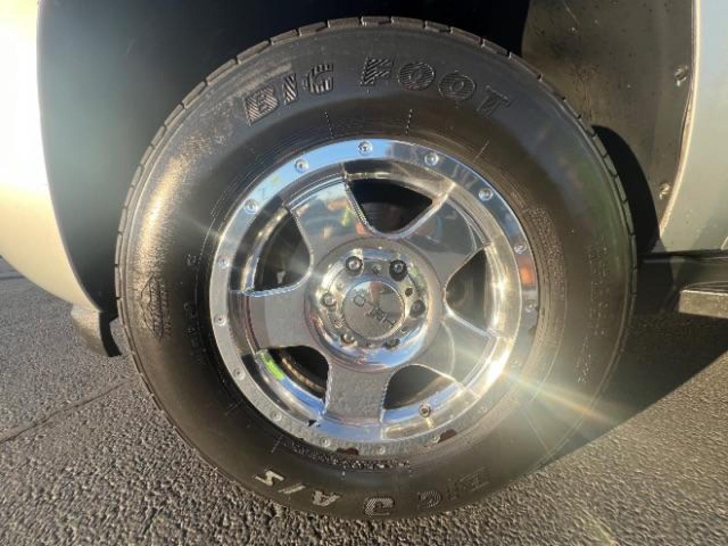 2014 Silver Ice Metallic /Ebony Chevrolet Suburban LT 1500 4WD (1GNSKJE73ER) with an 5.3L V8 OHV 16V FFV engine, 6-Speed Automatic transmission, located at 1865 East Red Hills Pkwy, St. George, 84770, (435) 628-0023, 37.120850, -113.543640 - Photo#11