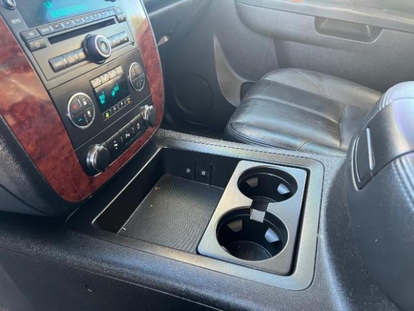 2014 Silver Ice Metallic /Ebony Chevrolet Suburban LT 1500 4WD (1GNSKJE73ER) with an 5.3L V8 OHV 16V FFV engine, 6-Speed Automatic transmission, located at 1865 East Red Hills Pkwy, St. George, 84770, (435) 628-0023, 37.120850, -113.543640 - Photo#18