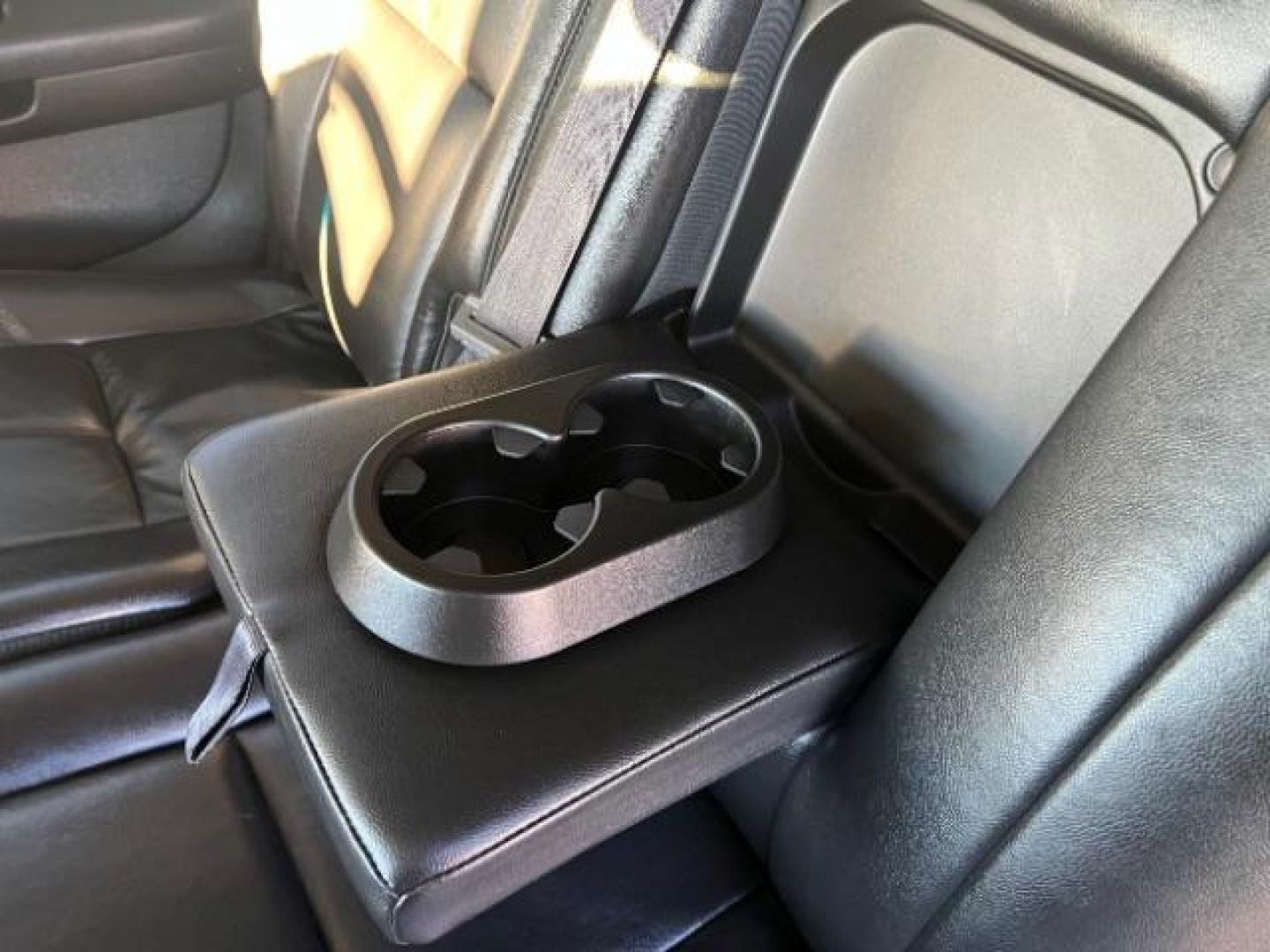 2014 Silver Ice Metallic /Ebony Chevrolet Suburban LT 1500 4WD (1GNSKJE73ER) with an 5.3L V8 OHV 16V FFV engine, 6-Speed Automatic transmission, located at 1865 East Red Hills Pkwy, St. George, 84770, (435) 628-0023, 37.120850, -113.543640 - Photo#23