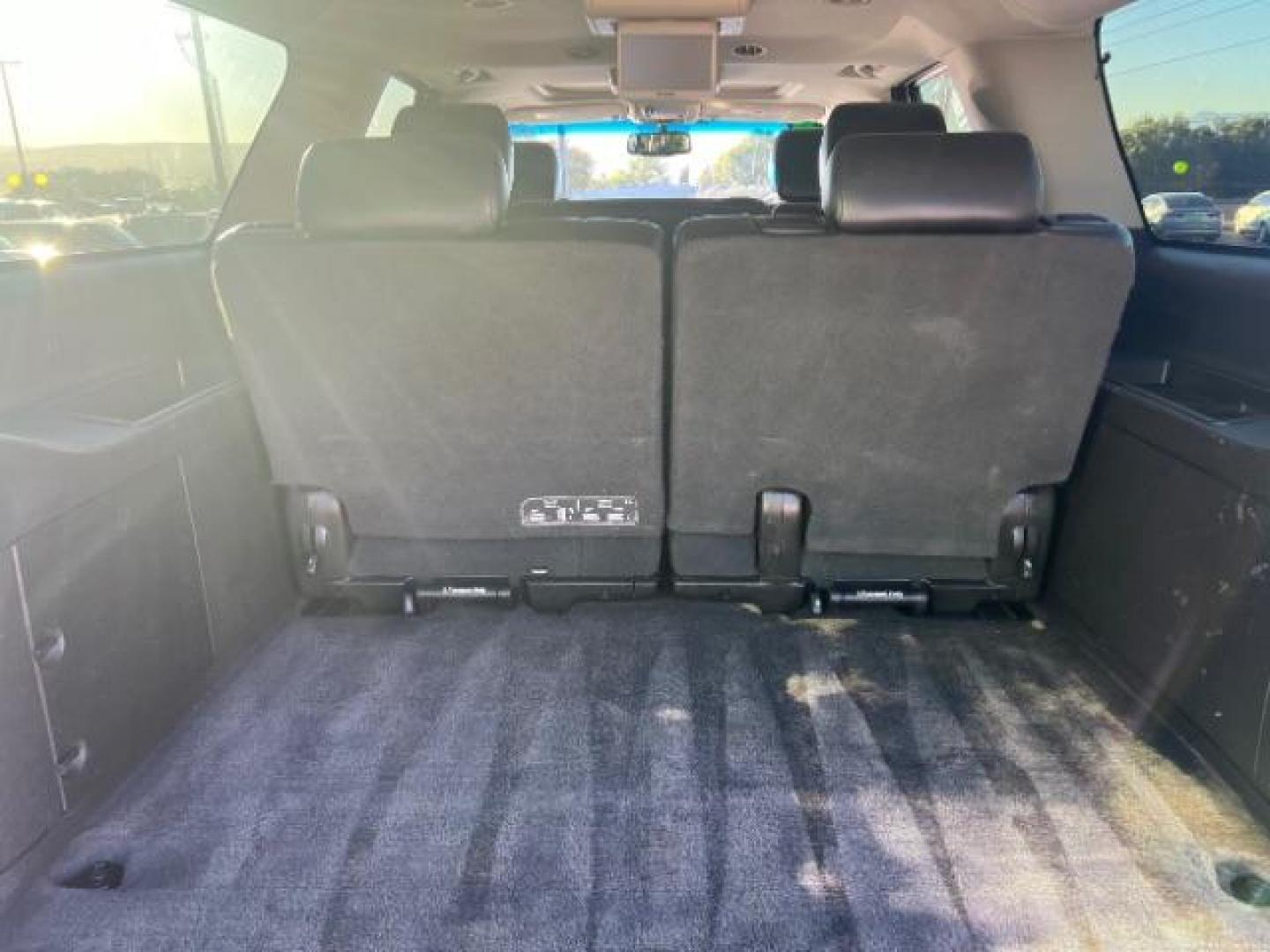 2014 Silver Ice Metallic /Ebony Chevrolet Suburban LT 1500 4WD (1GNSKJE73ER) with an 5.3L V8 OHV 16V FFV engine, 6-Speed Automatic transmission, located at 1865 East Red Hills Pkwy, St. George, 84770, (435) 628-0023, 37.120850, -113.543640 - Photo#31