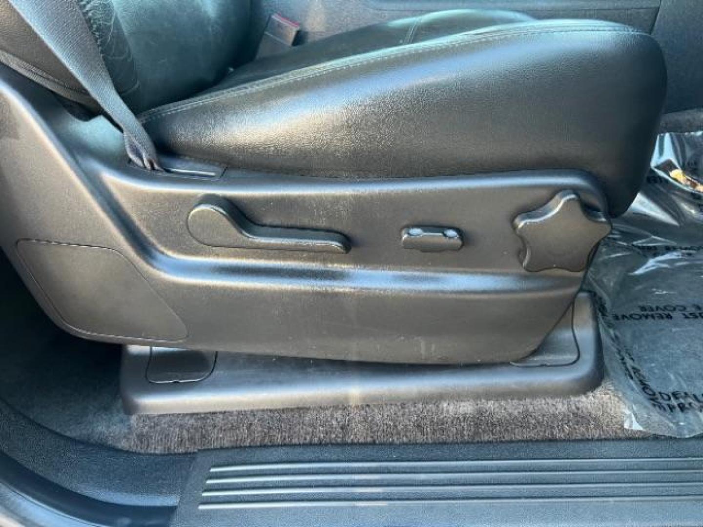 2014 Silver Ice Metallic /Ebony Chevrolet Suburban LT 1500 4WD (1GNSKJE73ER) with an 5.3L V8 OHV 16V FFV engine, 6-Speed Automatic transmission, located at 1865 East Red Hills Pkwy, St. George, 84770, (435) 628-0023, 37.120850, -113.543640 - Photo#36