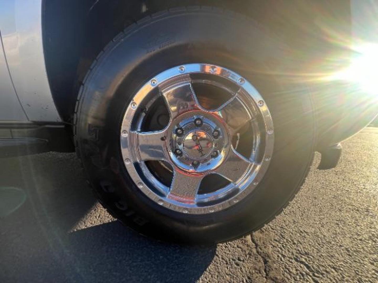 2014 Silver Ice Metallic /Ebony Chevrolet Suburban LT 1500 4WD (1GNSKJE73ER) with an 5.3L V8 OHV 16V FFV engine, 6-Speed Automatic transmission, located at 1865 East Red Hills Pkwy, St. George, 84770, (435) 628-0023, 37.120850, -113.543640 - Photo#10
