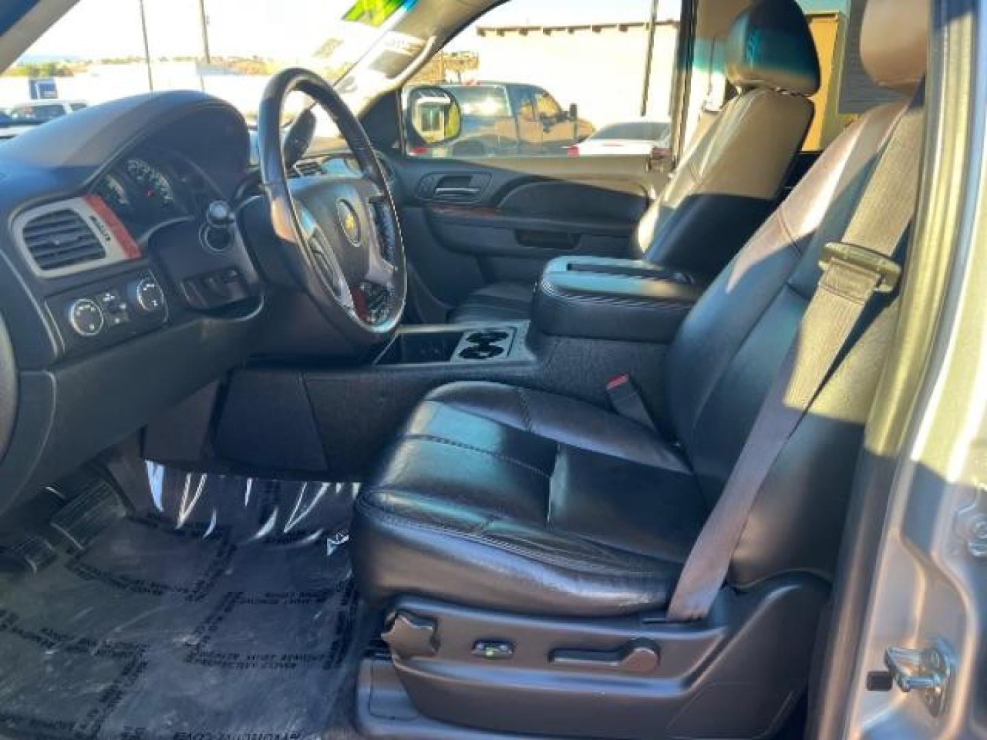 2014 Silver Ice Metallic /Ebony Chevrolet Suburban LT 1500 4WD (1GNSKJE73ER) with an 5.3L V8 OHV 16V FFV engine, 6-Speed Automatic transmission, located at 1865 East Red Hills Pkwy, St. George, 84770, (435) 628-0023, 37.120850, -113.543640 - Photo#12