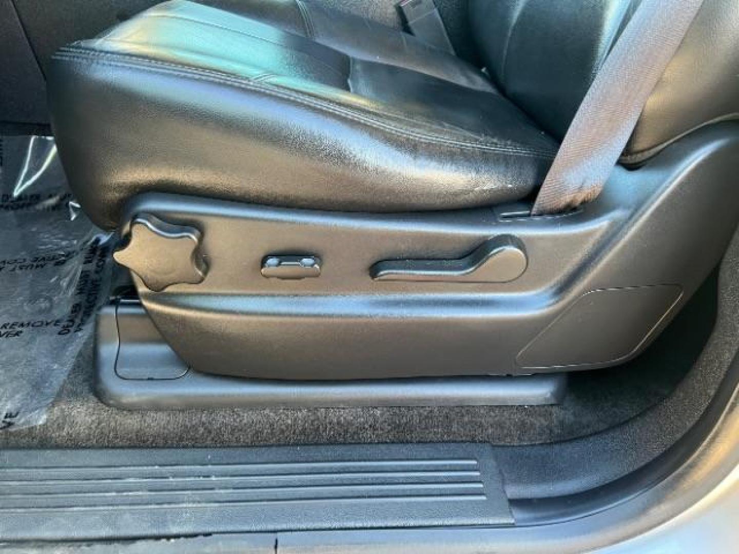2014 Silver Ice Metallic /Ebony Chevrolet Suburban LT 1500 4WD (1GNSKJE73ER) with an 5.3L V8 OHV 16V FFV engine, 6-Speed Automatic transmission, located at 1865 East Red Hills Pkwy, St. George, 84770, (435) 628-0023, 37.120850, -113.543640 - Photo#13