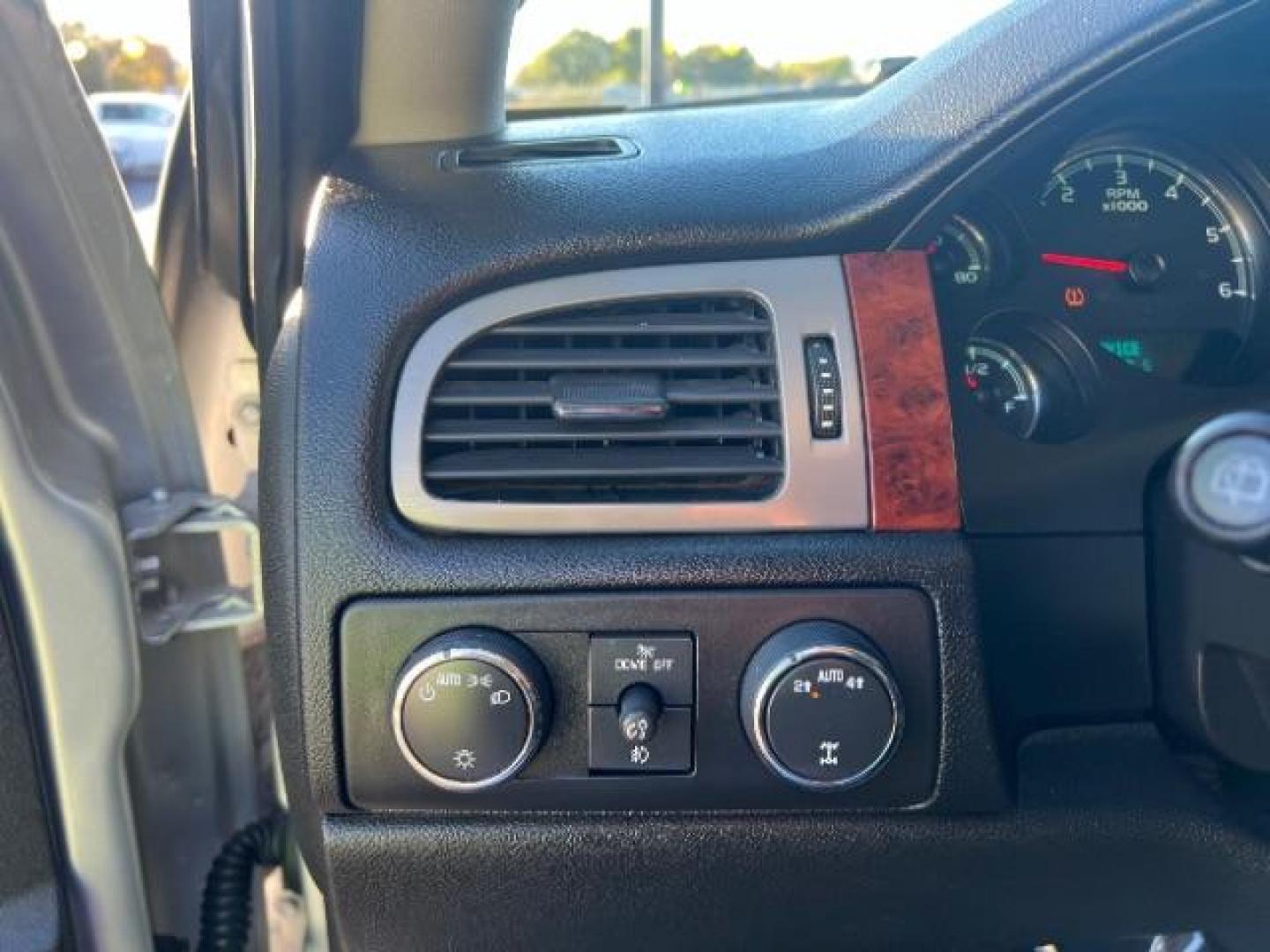 2014 Silver Ice Metallic /Ebony Chevrolet Suburban LT 1500 4WD (1GNSKJE73ER) with an 5.3L V8 OHV 16V FFV engine, 6-Speed Automatic transmission, located at 1865 East Red Hills Pkwy, St. George, 84770, (435) 628-0023, 37.120850, -113.543640 - Photo#16