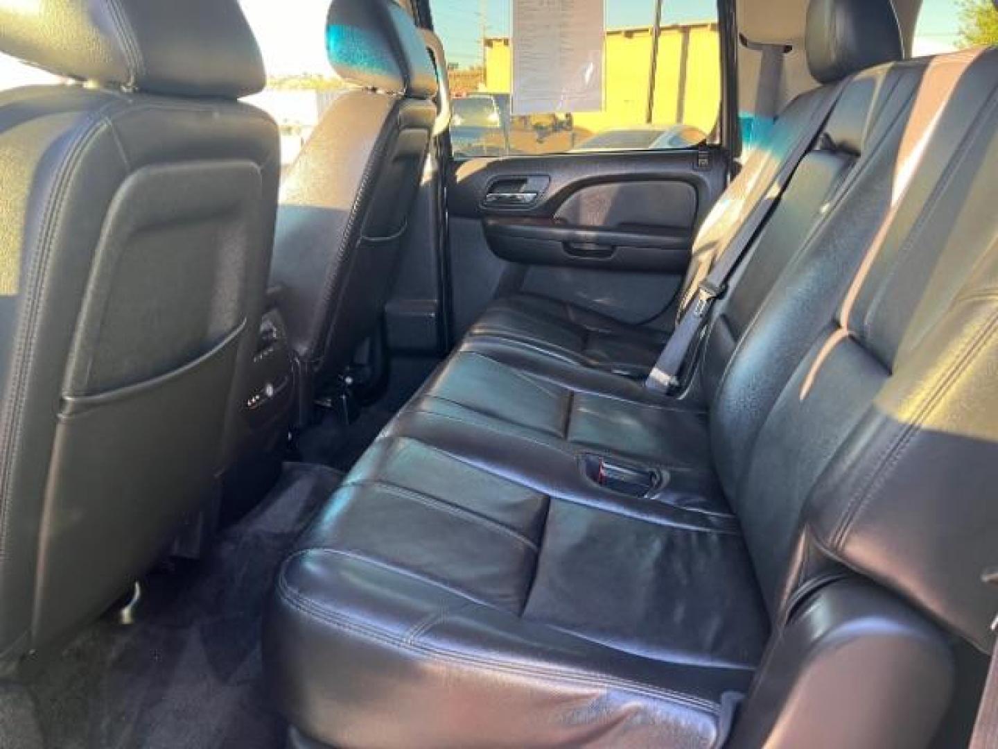 2014 Silver Ice Metallic /Ebony Chevrolet Suburban LT 1500 4WD (1GNSKJE73ER) with an 5.3L V8 OHV 16V FFV engine, 6-Speed Automatic transmission, located at 1865 East Red Hills Pkwy, St. George, 84770, (435) 628-0023, 37.120850, -113.543640 - Photo#21