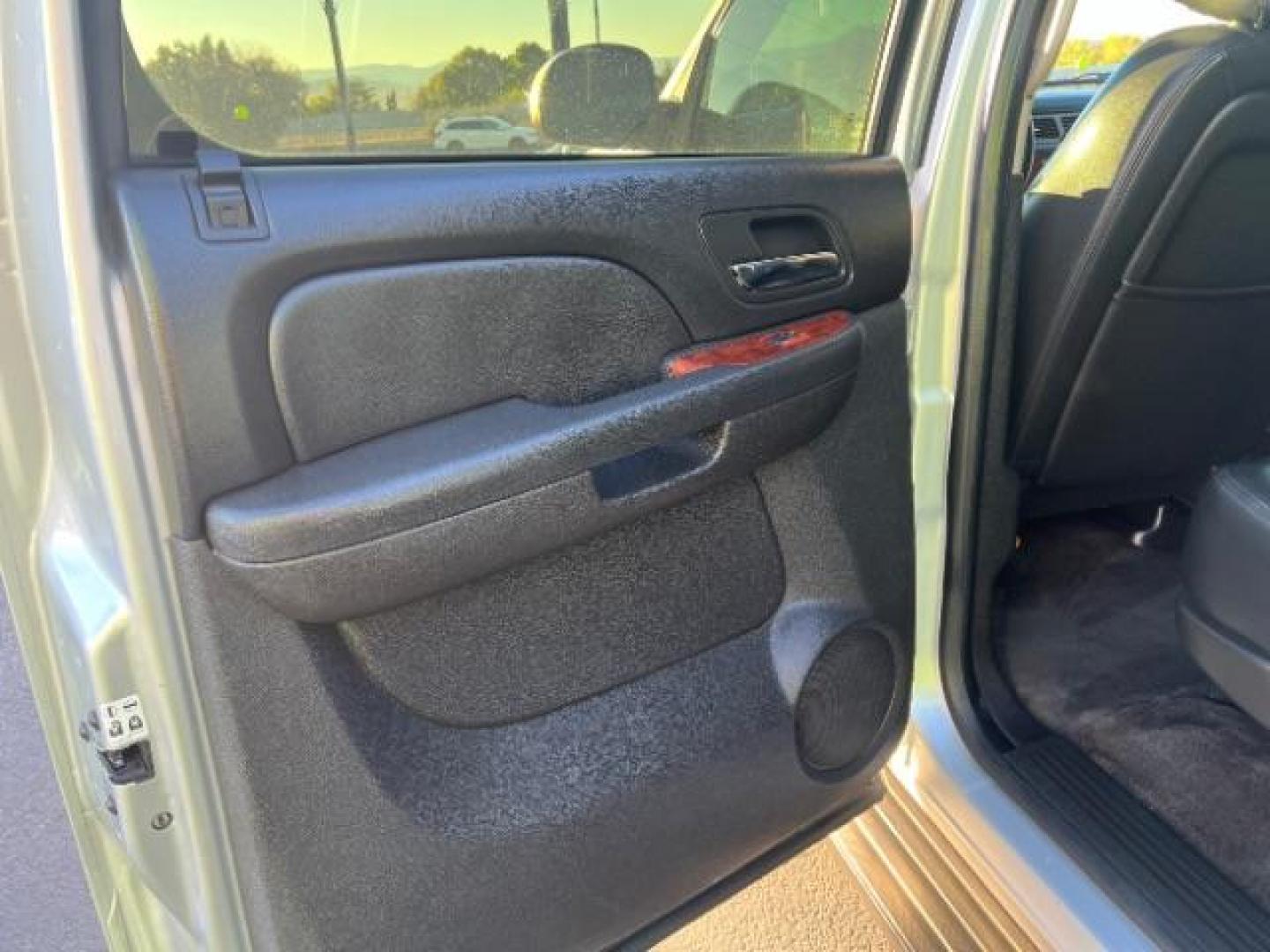 2014 Silver Ice Metallic /Ebony Chevrolet Suburban LT 1500 4WD (1GNSKJE73ER) with an 5.3L V8 OHV 16V FFV engine, 6-Speed Automatic transmission, located at 1865 East Red Hills Pkwy, St. George, 84770, (435) 628-0023, 37.120850, -113.543640 - Photo#22