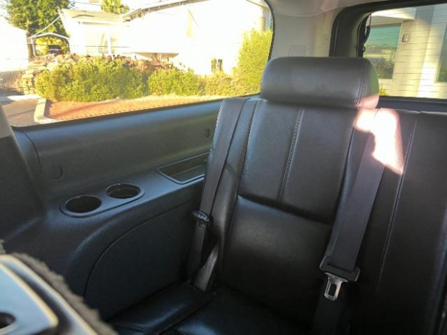 2014 Silver Ice Metallic /Ebony Chevrolet Suburban LT 1500 4WD (1GNSKJE73ER) with an 5.3L V8 OHV 16V FFV engine, 6-Speed Automatic transmission, located at 1865 East Red Hills Pkwy, St. George, 84770, (435) 628-0023, 37.120850, -113.543640 - Photo#27