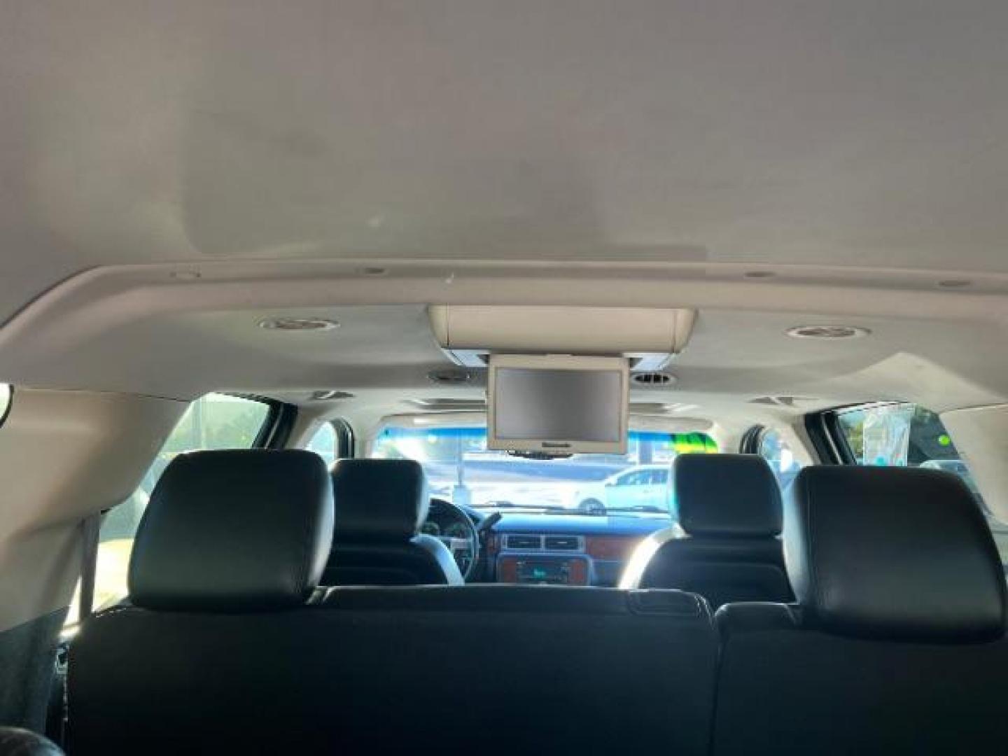 2014 Silver Ice Metallic /Ebony Chevrolet Suburban LT 1500 4WD (1GNSKJE73ER) with an 5.3L V8 OHV 16V FFV engine, 6-Speed Automatic transmission, located at 1865 East Red Hills Pkwy, St. George, 84770, (435) 628-0023, 37.120850, -113.543640 - Photo#34