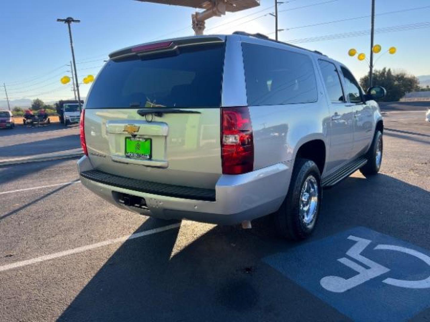 2014 Silver Ice Metallic /Ebony Chevrolet Suburban LT 1500 4WD (1GNSKJE73ER) with an 5.3L V8 OHV 16V FFV engine, 6-Speed Automatic transmission, located at 1865 East Red Hills Pkwy, St. George, 84770, (435) 628-0023, 37.120850, -113.543640 - Photo#6