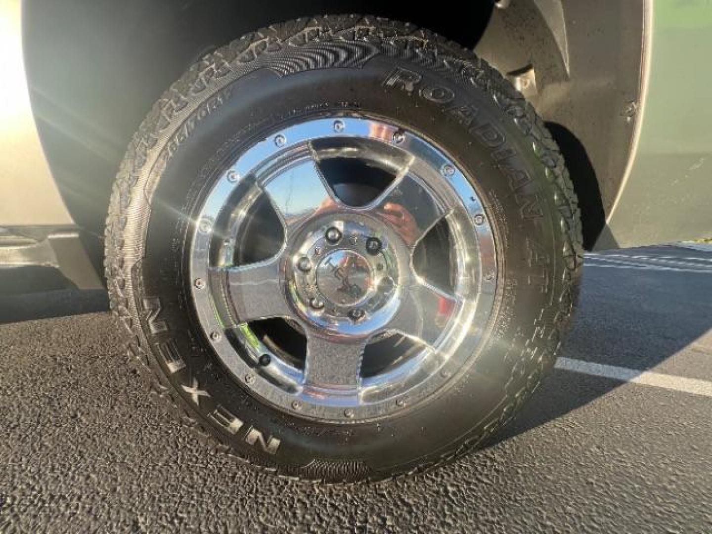 2014 Silver Ice Metallic /Ebony Chevrolet Suburban LT 1500 4WD (1GNSKJE73ER) with an 5.3L V8 OHV 16V FFV engine, 6-Speed Automatic transmission, located at 1865 East Red Hills Pkwy, St. George, 84770, (435) 628-0023, 37.120850, -113.543640 - Photo#8