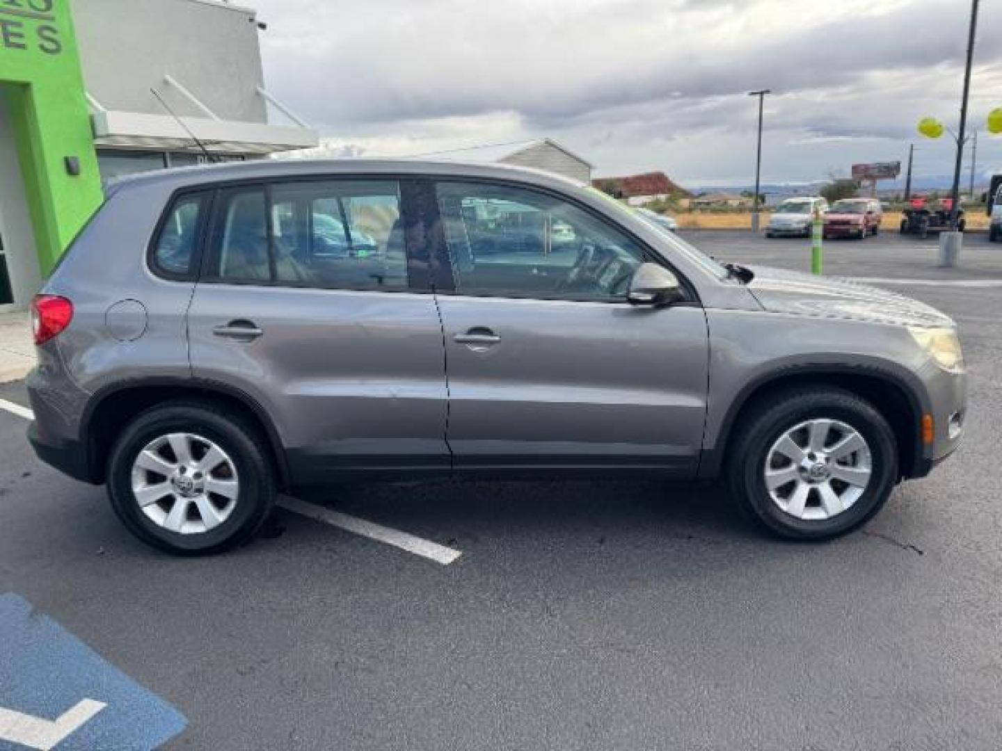 2009 Reflex Silver Metallic /Charcoal Cloth Inter Volkswagen Tiguan SE (WVGAV75N39W) with an 2.0L L4 DOHC 16V TUR engine, 6-Speed Automatic transmission, located at 1865 East Red Hills Pkwy, St. George, 84770, (435) 628-0023, 37.120850, -113.543640 - We specialize in helping ALL people get the best financing available. No matter your credit score, good, bad or none we can get you an amazing rate. Had a bankruptcy, divorce, or repossessions? We give you the green light to get your credit back on the road. Low down and affordable payments that fit - Photo#11