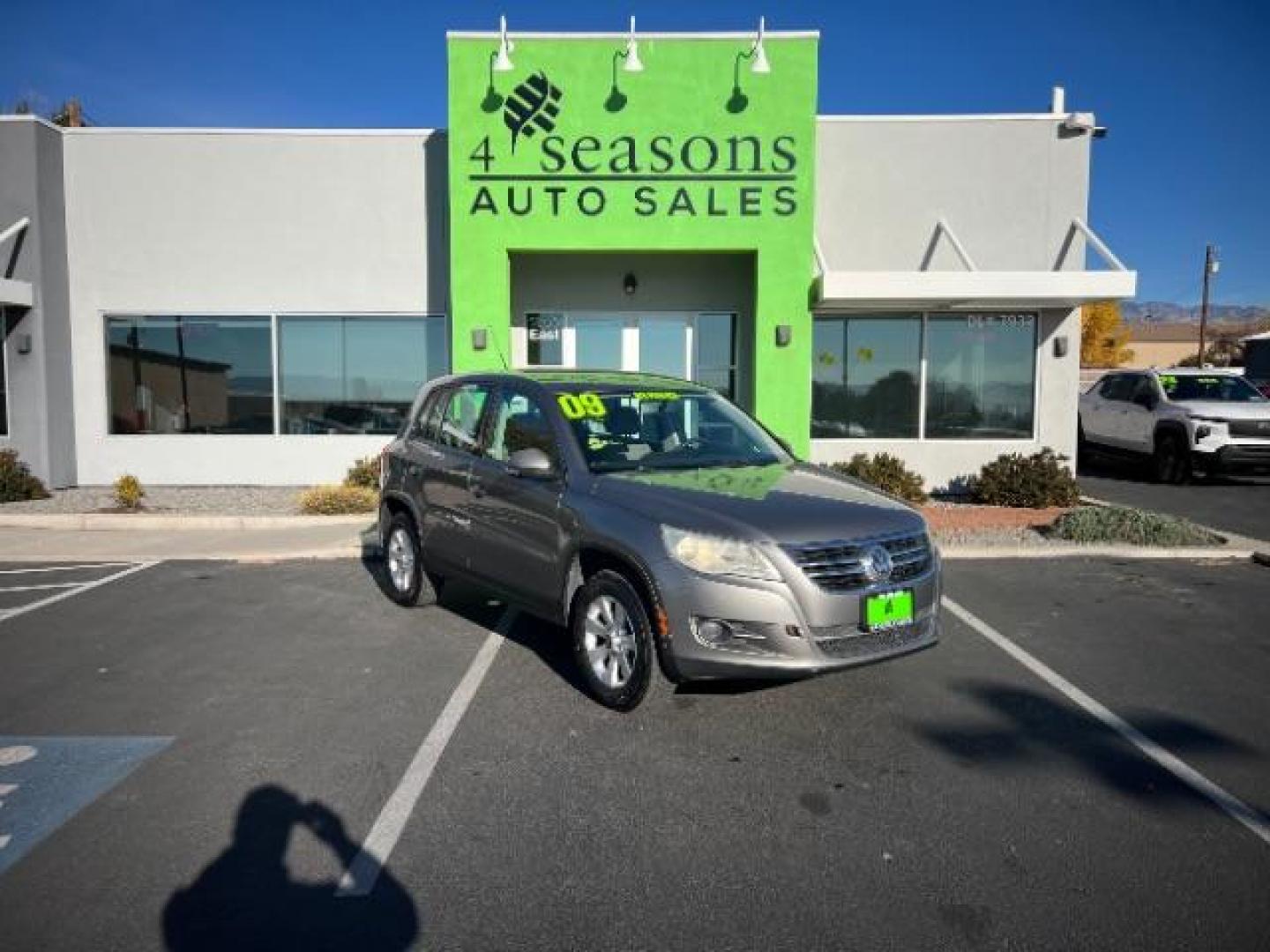 2009 Alpine Gray /Charcoal Cloth Interior Volkswagen Tiguan SE (WVGAV75N39W) with an 2.0L L4 DOHC 16V TUR engine, 6-Speed Automatic transmission, located at 1865 East Red Hills Pkwy, St. George, 84770, (435) 628-0023, 37.120850, -113.543640 - We specialize in helping ALL people get the best financing available. No matter your credit score, good, bad or none we can get you an amazing rate. Had a bankruptcy, divorce, or repossessions? We give you the green light to get your credit back on the road. Low down and affordable payments that fit - Photo#0