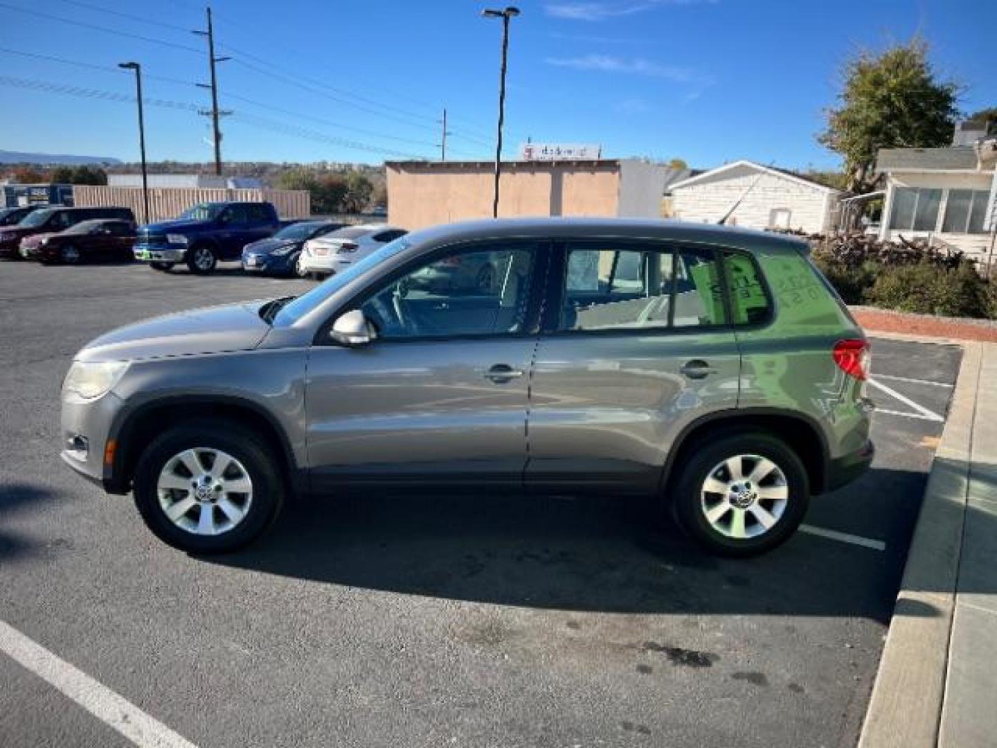 2009 Alpine Gray /Charcoal Cloth Interior Volkswagen Tiguan SE (WVGAV75N39W) with an 2.0L L4 DOHC 16V TUR engine, 6-Speed Automatic transmission, located at 1865 East Red Hills Pkwy, St. George, 84770, (435) 628-0023, 37.120850, -113.543640 - We specialize in helping ALL people get the best financing available. No matter your credit score, good, bad or none we can get you an amazing rate. Had a bankruptcy, divorce, or repossessions? We give you the green light to get your credit back on the road. Low down and affordable payments that fit - Photo#3