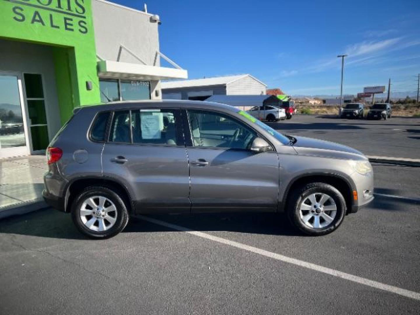 2009 Alpine Gray /Charcoal Cloth Interior Volkswagen Tiguan SE (WVGAV75N39W) with an 2.0L L4 DOHC 16V TUR engine, 6-Speed Automatic transmission, located at 1865 East Red Hills Pkwy, St. George, 84770, (435) 628-0023, 37.120850, -113.543640 - We specialize in helping ALL people get the best financing available. No matter your credit score, good, bad or none we can get you an amazing rate. Had a bankruptcy, divorce, or repossessions? We give you the green light to get your credit back on the road. Low down and affordable payments that fit - Photo#7