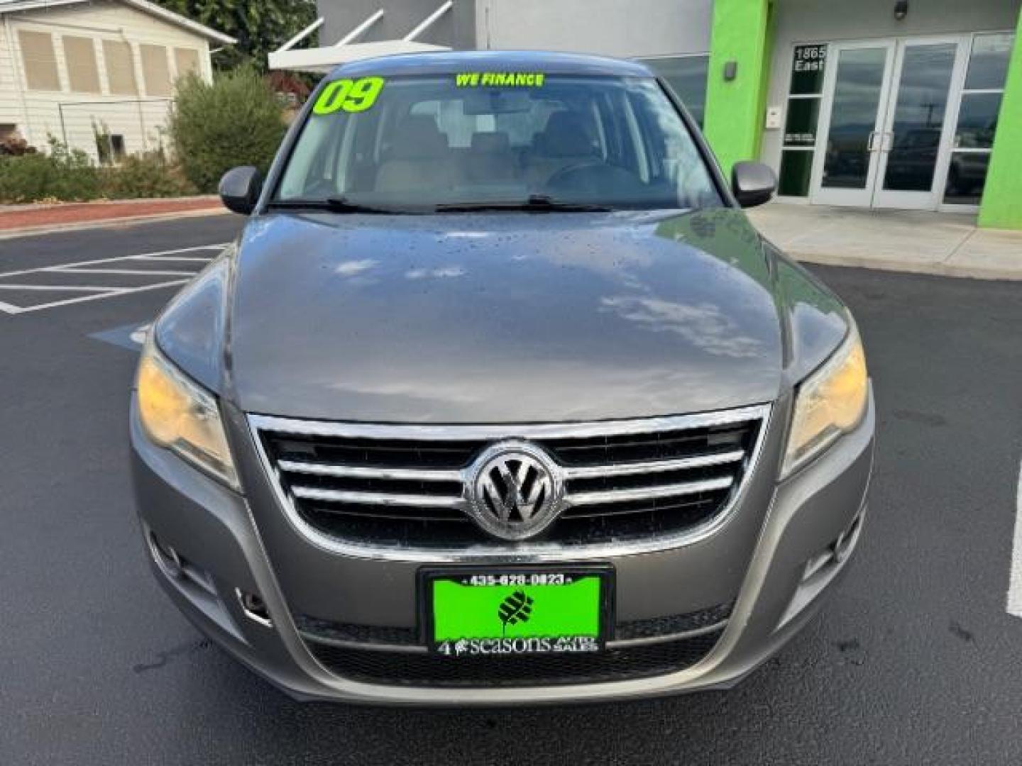 2009 Reflex Silver Metallic /Charcoal Cloth Inter Volkswagen Tiguan SE (WVGAV75N39W) with an 2.0L L4 DOHC 16V TUR engine, 6-Speed Automatic transmission, located at 1865 East Red Hills Pkwy, St. George, 84770, (435) 628-0023, 37.120850, -113.543640 - We specialize in helping ALL people get the best financing available. No matter your credit score, good, bad or none we can get you an amazing rate. Had a bankruptcy, divorce, or repossessions? We give you the green light to get your credit back on the road. Low down and affordable payments that fit - Photo#2