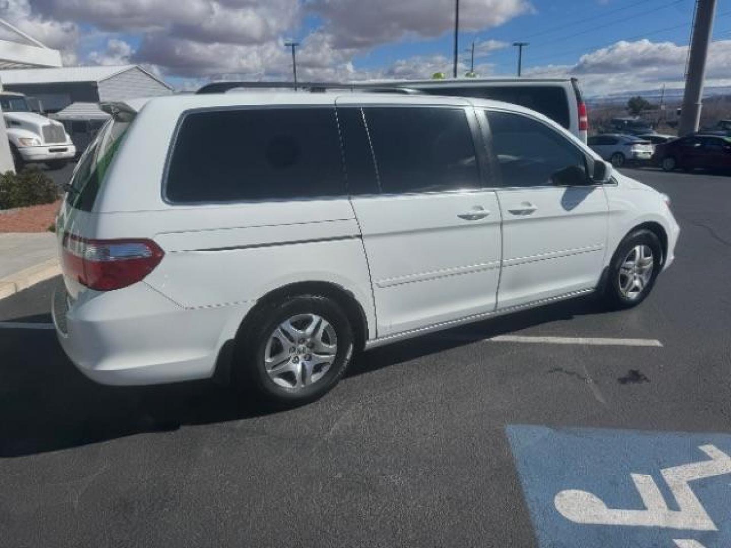 2007 Taffeta White /Ivory Leather Interior Honda Odyssey EX-L w/ DVD (5FNRL38717B) with an 3.5L V6 SOHC 24V engine, 5-Speed Automatic transmission, located at 1865 East Red Hills Pkwy, St. George, 84770, (435) 628-0023, 37.120850, -113.543640 - Photo#8