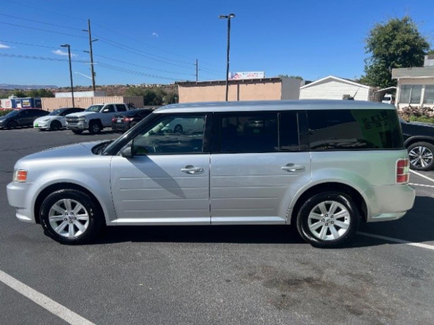 2011 Ingot Silver Metallic /Medium Light Stone Cloth Interior Ford Flex SE FWD (2FMGK5BC4BB) with an 3.5L V6 DOHC 24V engine, 6-Speed Automatic Overdrive transmission, located at 1865 East Red Hills Pkwy, St. George, 84770, (435) 628-0023, 37.120850, -113.543640 - Need three-row space on a budget? This Ingot Silver 2011 Ford Flex SE FWD brings a 3.5L V6, 6-speed automatic, and front-wheel drive - the unique Flex layout families still love around Southern Utah. We specialize in in-house financing and work with all credit types - good, fair, challenged, or reb- Photo#3