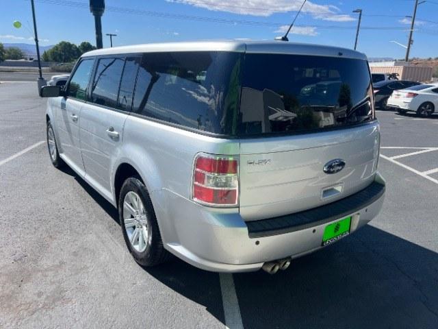 2011 Ingot Silver Metallic /Medium Light Stone Cloth Interior Ford Flex SE FWD (2FMGK5BC4BB) with an 3.5L V6 DOHC 24V engine, 6-Speed Automatic Overdrive transmission, located at 1865 East Red Hills Pkwy, St. George, 84770, (435) 628-0023, 37.120850, -113.543640- Photo#4