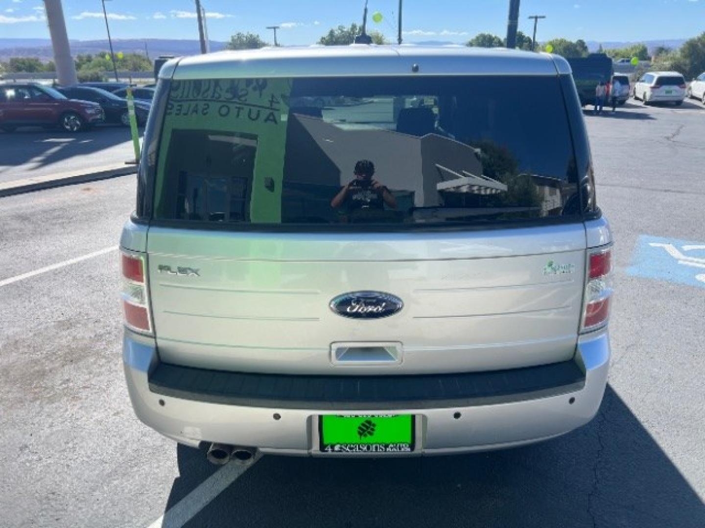 2011 Ingot Silver Metallic /Medium Light Stone Cloth Interior Ford Flex SE FWD (2FMGK5BC4BB) with an 3.5L V6 DOHC 24V engine, 6-Speed Automatic Overdrive transmission, located at 1865 East Red Hills Pkwy, St. George, 84770, (435) 628-0023, 37.120850, -113.543640 - Need three-row space on a budget? This Ingot Silver 2011 Ford Flex SE FWD brings a 3.5L V6, 6-speed automatic, and front-wheel drive - the unique Flex layout families still love around Southern Utah. We specialize in in-house financing and work with all credit types - good, fair, challenged, or reb- Photo#5