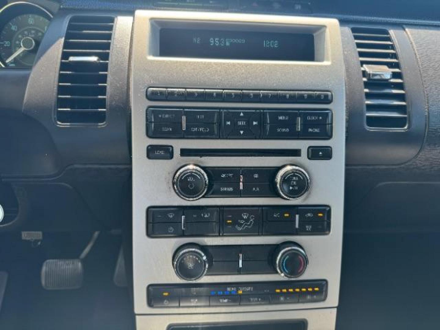 2011 Ingot Silver Metalli /Charcoal Black Cloth Ford Flex SE FWD (2FMGK5BC4BB) with an 3.5L V6 DOHC 24V engine, 6-Speed Automatic Ov transmission, located at 1865 East Red Hills Pkwy, St. George, 84770, (435) 628-0023, 37.120850, -113.543640 - We specialize in helping ALL people get the best financing available. No matter your credit score, good, bad or none we can get you an amazing rate. Had a bankruptcy, divorce, or repossessions? We give you the green light to get your credit back on the road. Low down and affordable payments that fit - Photo#20