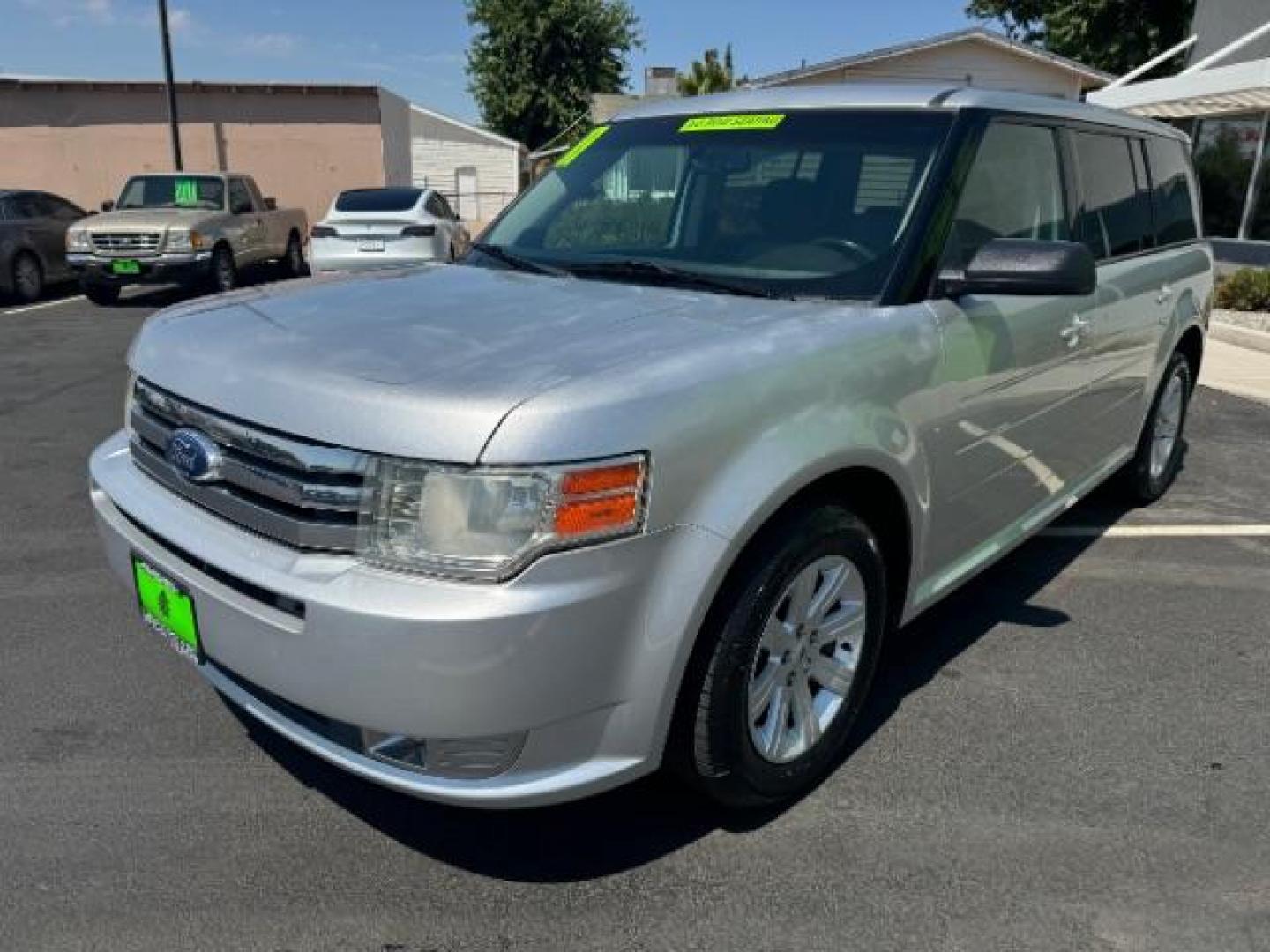 2011 Ingot Silver Metalli /Charcoal Black Cloth Ford Flex SE FWD (2FMGK5BC4BB) with an 3.5L V6 DOHC 24V engine, 6-Speed Automatic Ov transmission, located at 1865 East Red Hills Pkwy, St. George, 84770, (435) 628-0023, 37.120850, -113.543640 - We specialize in helping ALL people get the best financing available. No matter your credit score, good, bad or none we can get you an amazing rate. Had a bankruptcy, divorce, or repossessions? We give you the green light to get your credit back on the road. Low down and affordable payments that fit - Photo#2
