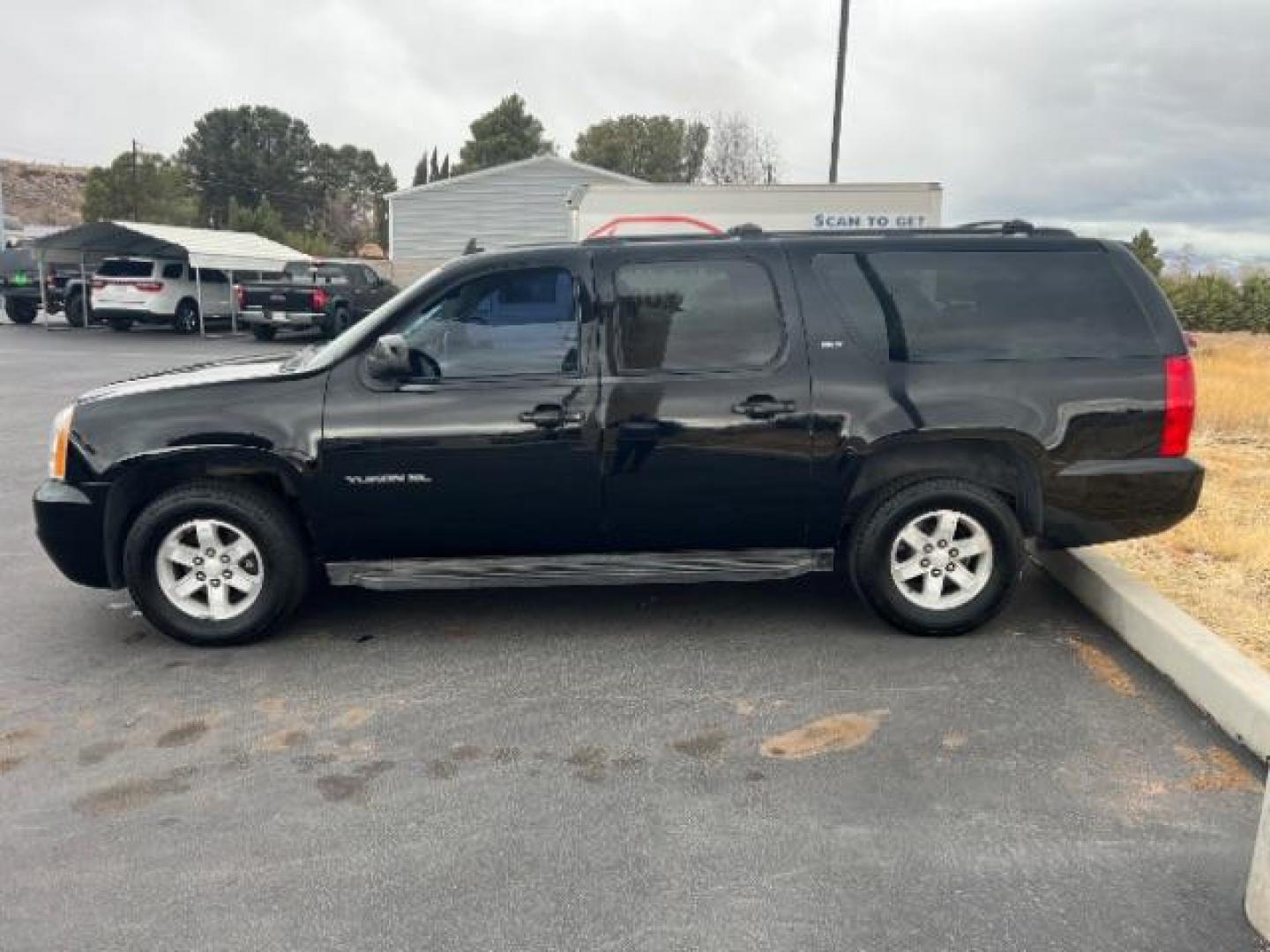 2014 Onyx Black /Light Titanium GMC Yukon XL SLT 1/2 Ton 2WD (1GKS1KE08ER) with an 5.3L V8 OHV 16V FFV engine, 6-Speed Automatic transmission, located at 1865 East Red Hills Pkwy, St. George, 84770, (435) 628-0023, 37.120850, -113.543640 - This vehicle is a Mechanic Special. This means it will need some love. Runs a drives fine but has body damage, leaks or other mechanical issues. It did NOT pass our 50 point inspection. Get a great deal on a less than perfect car. These cars do NOT qualify for our in house financing. Cash and carry, - Photo#3