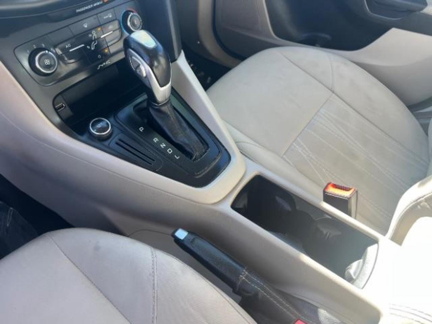 2015 Tuxedo Black Metalli /Charcoal Black Inser Ford Focus SE Sedan (1FADP3F21FL) with an 2.0L L4 DOHC 16V engine, 6-Speed Automatic transmission, located at 1865 East Red Hills Pkwy, St. George, 84770, (435) 628-0023, 37.120850, -113.543640 - Photo#20