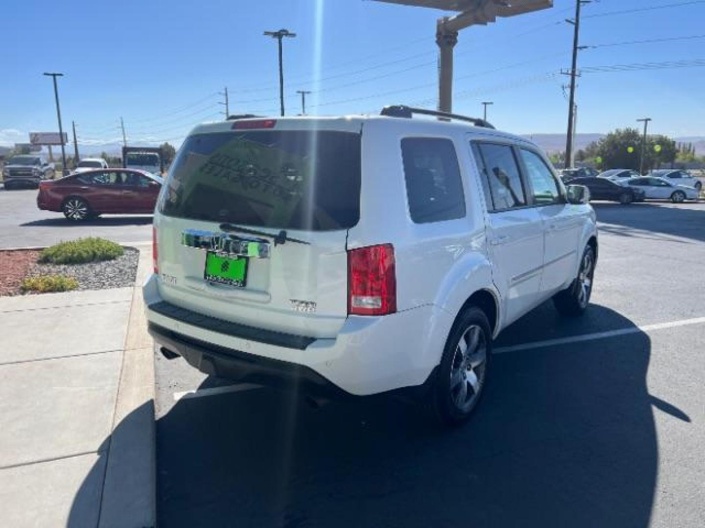 2012 White Diamond Pearl /Gray Leather Interio Honda Pilot Touring 4WD 5-Spd AT (5FNYF4H90CB) with an 3.5L V6 SOHC 24V engine, 5-Speed Automatic transmission, located at 1865 East Red Hills Pkwy, St. George, 84770, (435) 628-0023, 37.120850, -113.543640 - We specialize in helping ALL people get the best financing available. No matter your credit score, good, bad or none we can get you an amazing rate. Had a bankruptcy, divorce, or repossessions? We give you the green light to get your credit back on the road. Low down and affordable payments that fit - Photo#6