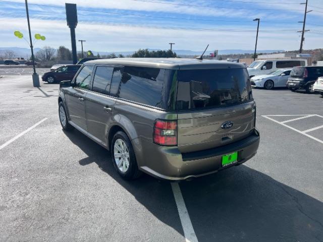 2013 Mineral Gray Metallic /Charcoal Black Cloth Interior Ford Flex SE FWD (2FMGK5B81DB) with an 3.5L V6 DOHC 24V engine, 6-Speed Automatic Overdrive transmission, located at 1865 East Red Hills Pkwy, St. George, 84770, (435) 628-0023, 37.120850, -113.543640 - We specialize in helping ALL people get the best financing available. No matter your credit score, good, bad or none we can get you an amazing rate. Had a bankruptcy, divorce, or repossessions? We give you the green light to get your credit back on the road. Low down and affordable payments that fit - Photo#4