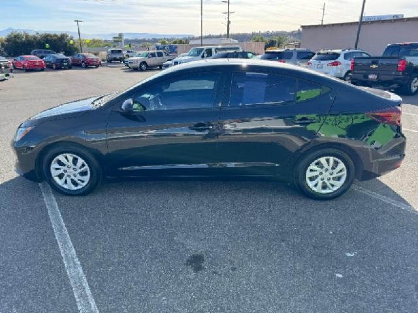 2019 Phantom Black /Beige, cloth Hyundai Elantra SE 6AT (5NPD74LF9KH) with an 1.8L L4 DOHC 16V engine, 6-Speed Automatic transmission, located at 1865 East Red Hills Pkwy, St. George, 84770, (435) 628-0023, 37.120850, -113.543640 - We specialize in helping ALL people get the best financing available. No matter your credit score, good, bad or none we can get you an amazing rate. Had a bankruptcy, divorce, or repossessions? We give you the green light to get your credit back on the road. Low down and affordable payments that fit - Photo #4